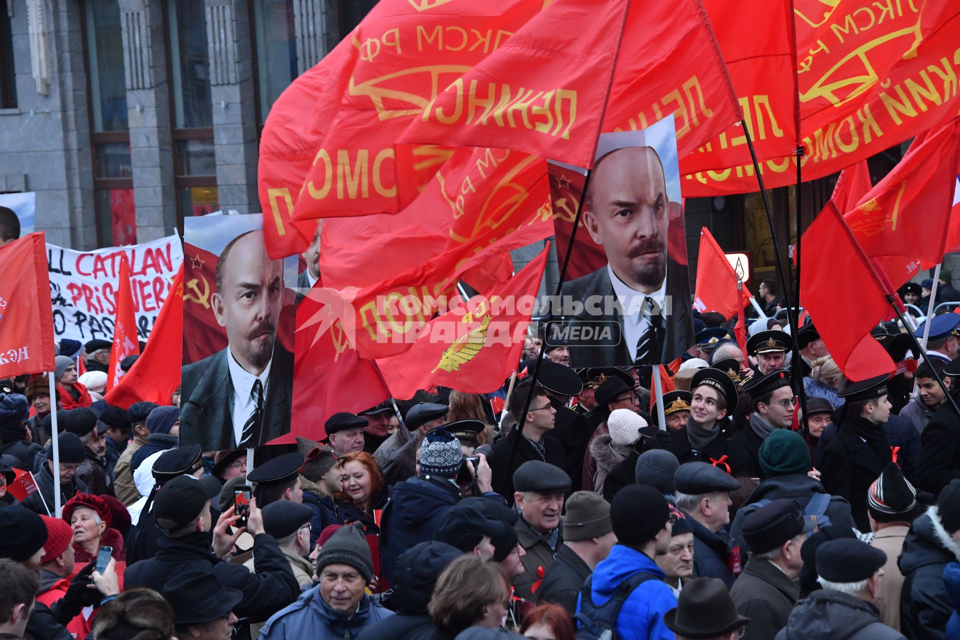 Москва. Участники митинга КПРФ, посвященного 100-й годовщине Октябрьской социалистической революции,   на улице Охотный Ряд.