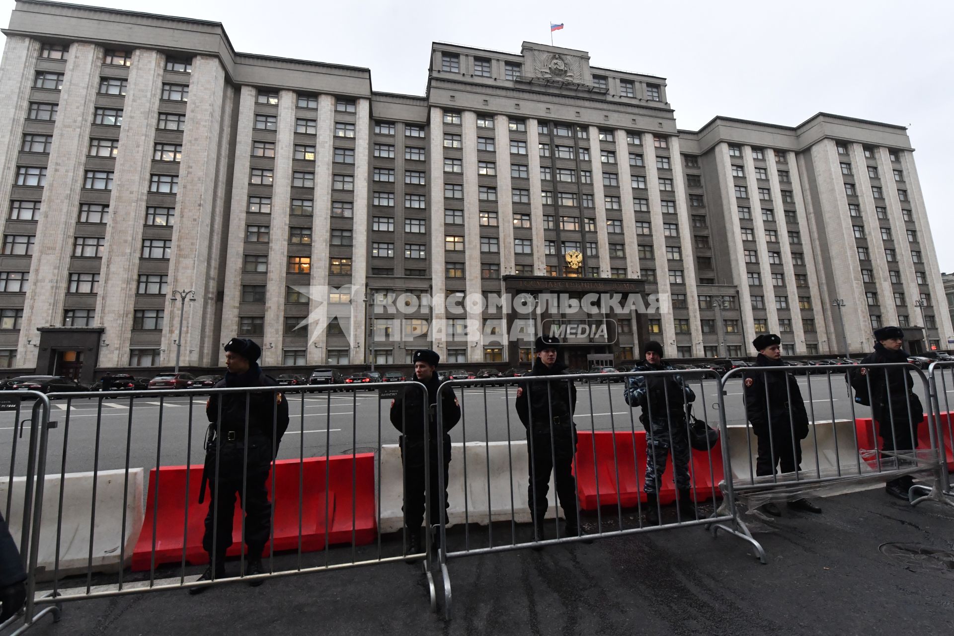 Москва.  Сотрудники полиции во время  митинга КПРФ, посвященного 100-й годовщине Октябрьской социалистической революции,   у здания Госдумы РФ.