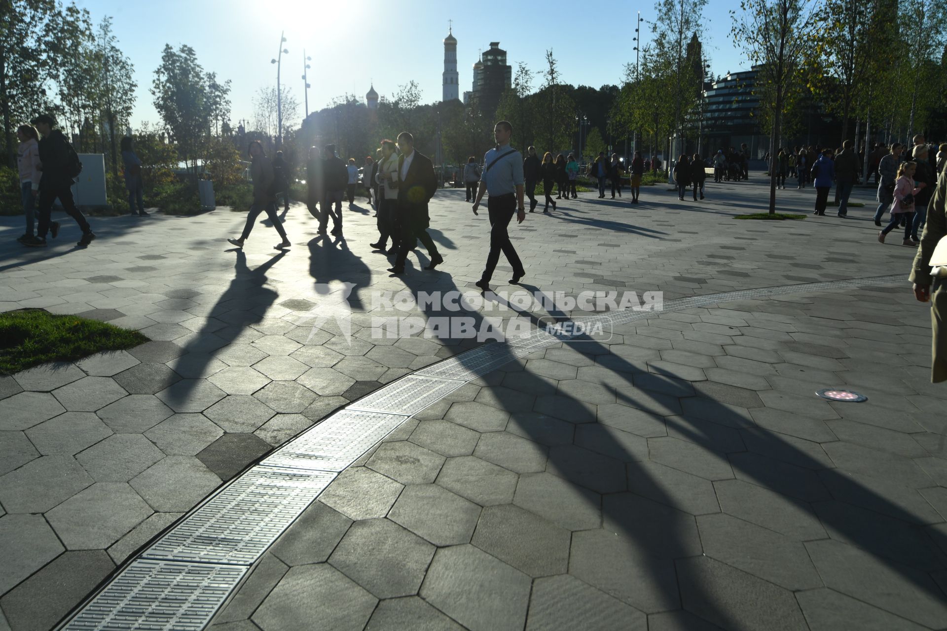 Москва. Отдыхающие в парке `Зарядье`.