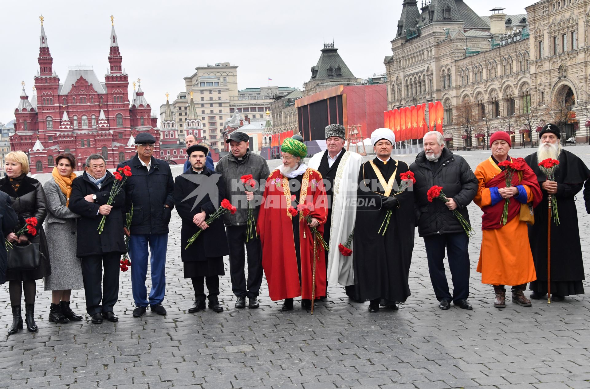 Москва.  Глава Русской православной старообрядческой церкви митрополит Корнилий,  глава Буддийской традиционной сангхи России Пандито Хамбо лама Дамба Аюшеев (справа налево), председатель совета муфтиев России Равиль Гайнутдин (четвертый справа), Председатель Духовного управления мусульман Карачаево-Черкесской Республики Исмаил Бердиев (пятый справа)  и  Верховный муфтий России, председатель Центрального духовного управления мусульман России Талгат Таджуддин  (шестой справа) на церемонии возложения цветов к памятнику Минину и Пожарскому на Красной площади в рамках празднования Дня народного единства.