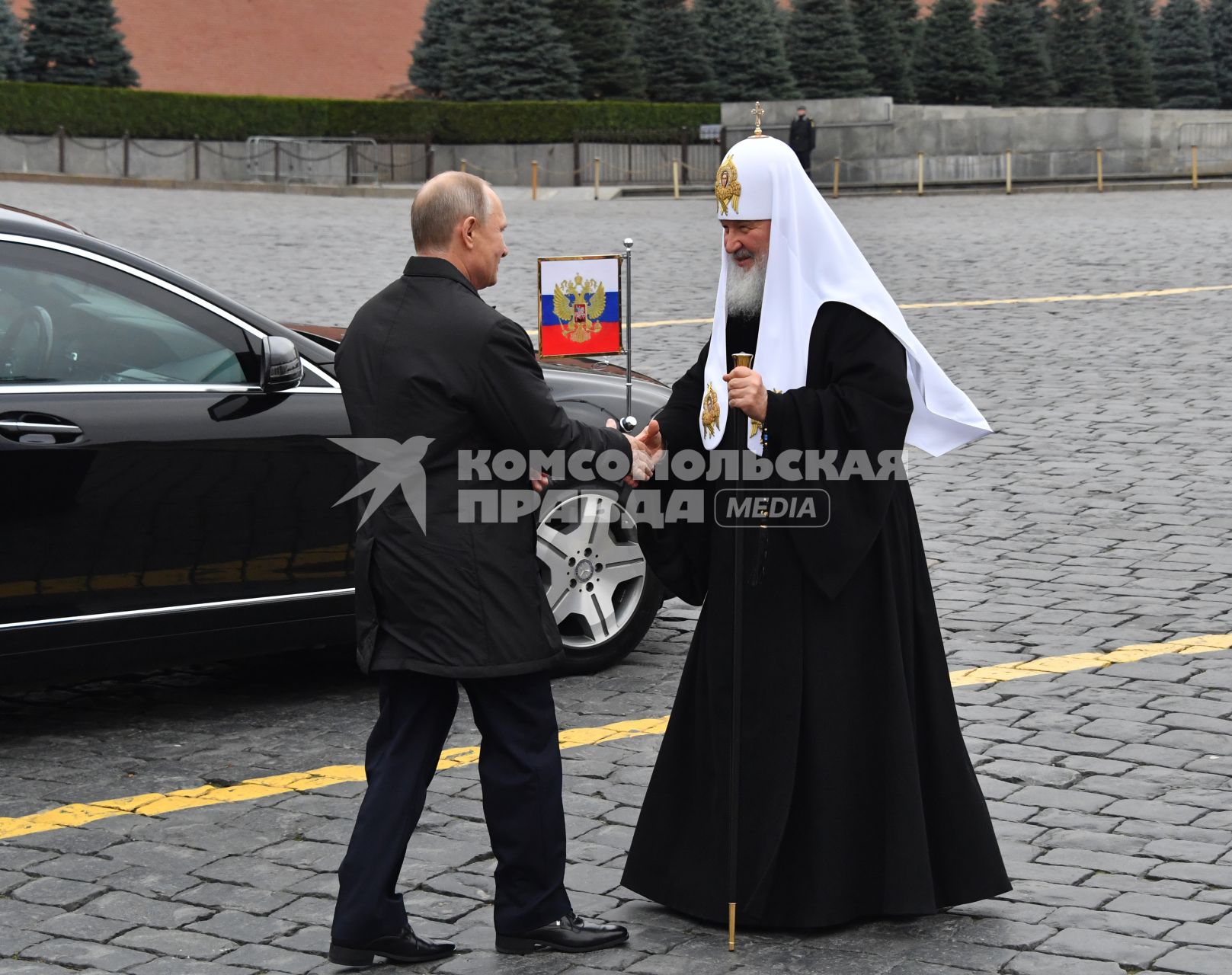 Москва. Президент России Владимир Путин и патриарх Московский и всея Руси Кирилл (слева направо) на церемонии возложения цветов к памятнику Минину и Пожарскому на Красной площади в рамках празднования Дня народного единства.