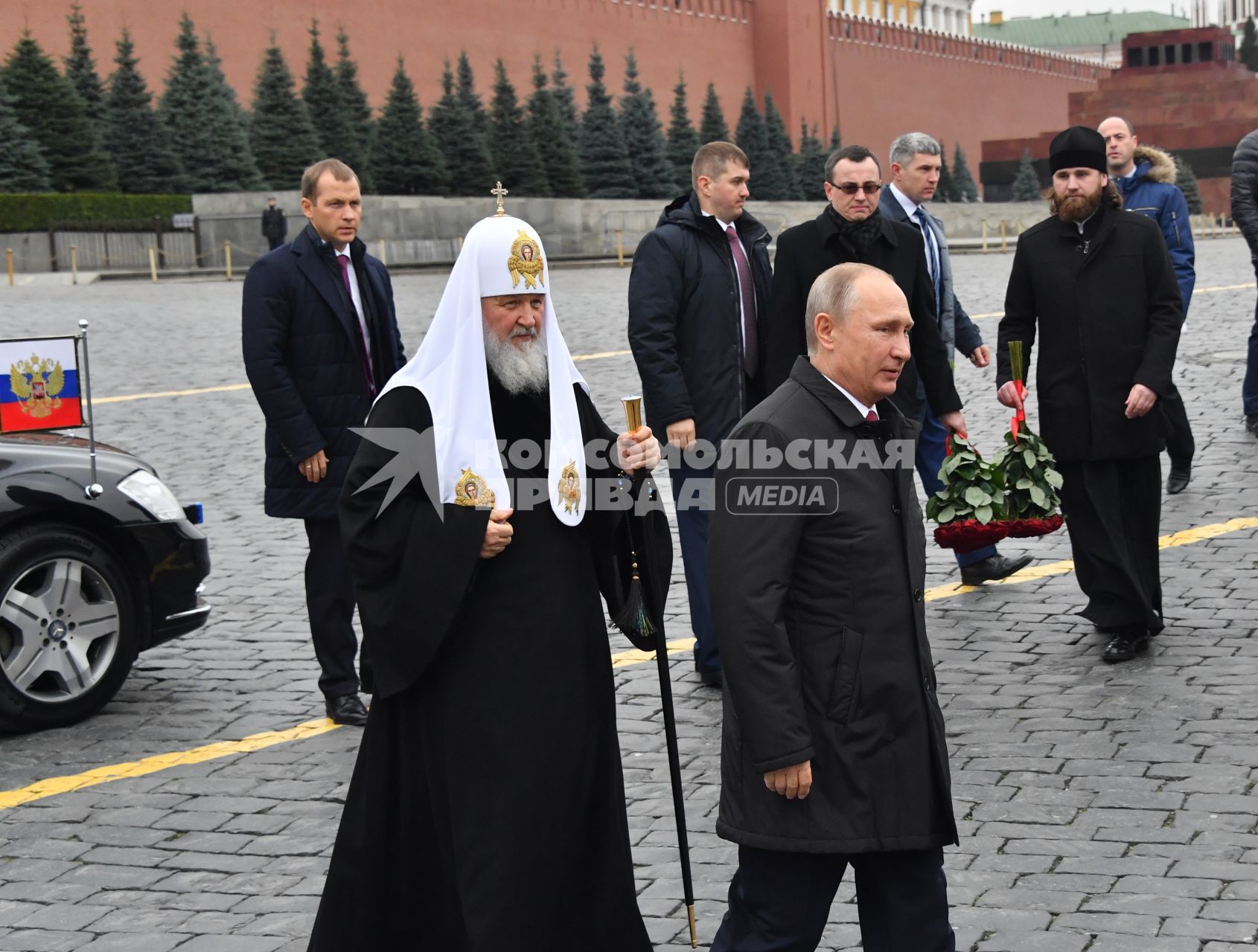 Москва. Патриарх Московский и всея Руси Кирилл и президент России Владимир Путин  (слева направо) на церемонии возложения цветов к памятнику Минину и Пожарскому на Красной площади в рамках празднования Дня народного единства.