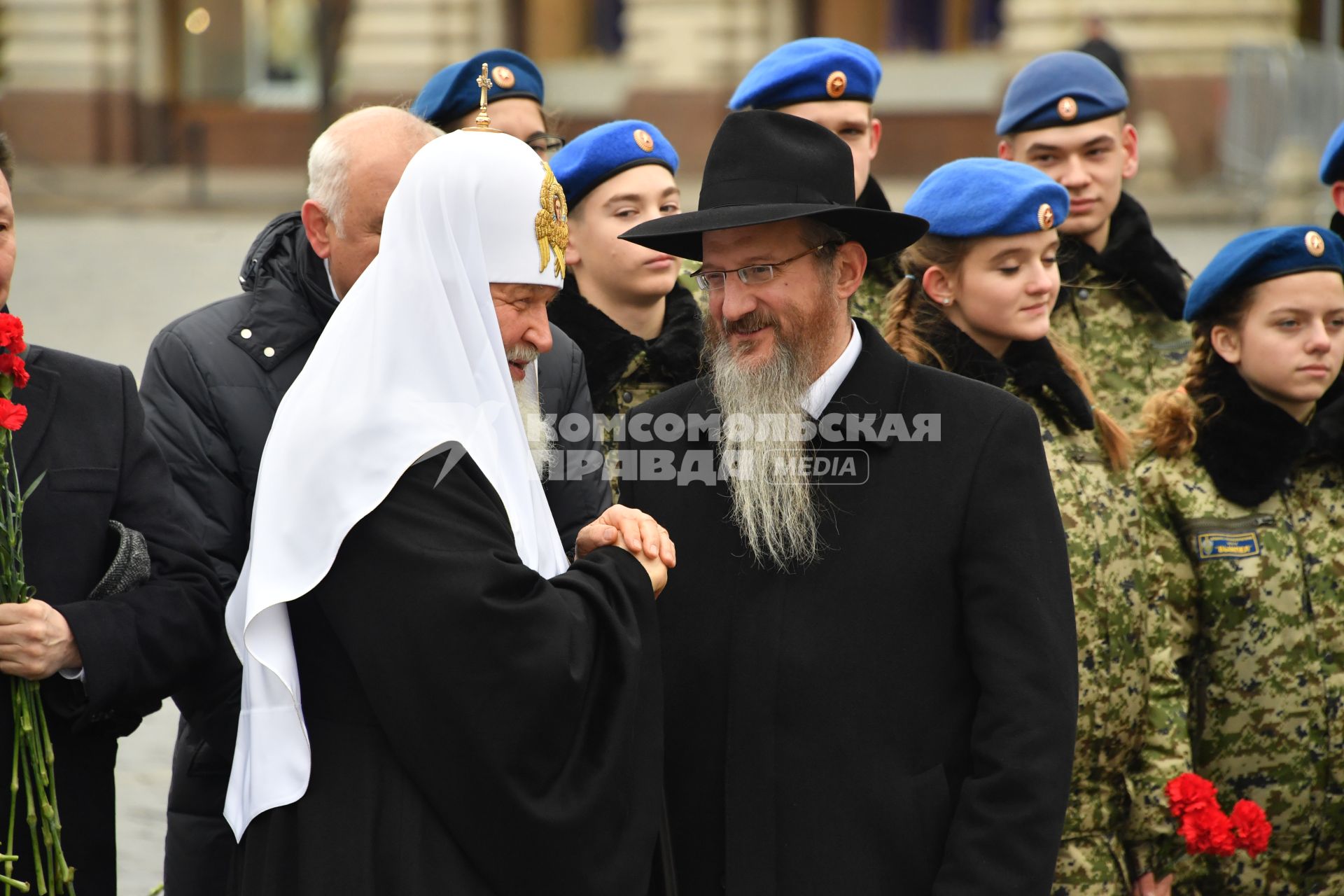 Москва.   Патриарх Московский и всея Руси Кирилл, главный раввин России Берл Лазар (слева направо) и представители молодежно-патриотической организации на церемонии возложения цветов к памятнику Минину и Пожарскому на Красной площади в рамках празднования Дня народного единства.