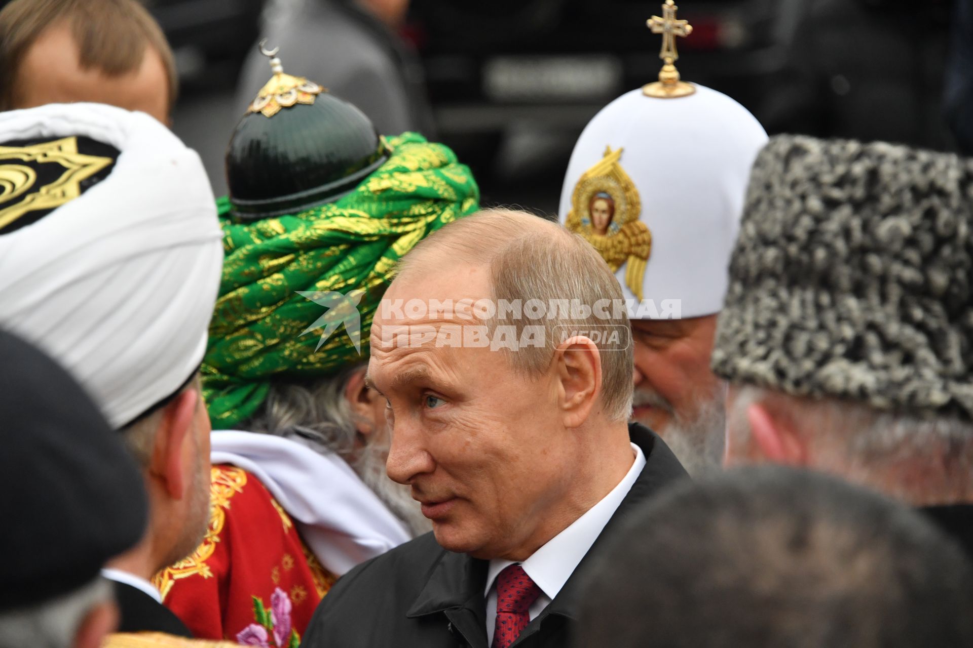 Москва. Президент России Владимир Путин  на церемонии возложения цветов к памятнику Минину и Пожарскому на Красной площади в рамках празднования Дня народного единства.