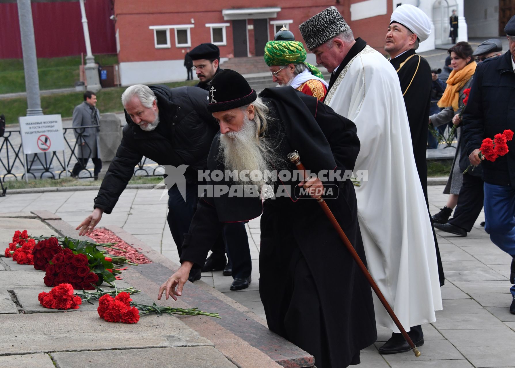 Москва.   Глава Русской православной старообрядческой церкви митрополит Корнилий (в центре), председатель Духовного управления мусульман Карачаево-Черкесской Республики Исмаил Бердиев (на втором плане справа) и председатель совета муфтиев России Равиль Гайнутдин (справа на дальнем плане) на церемонии возложения цветов к памятнику Минину и Пожарскому на Красной площади в рамках празднования Дня народного единства.