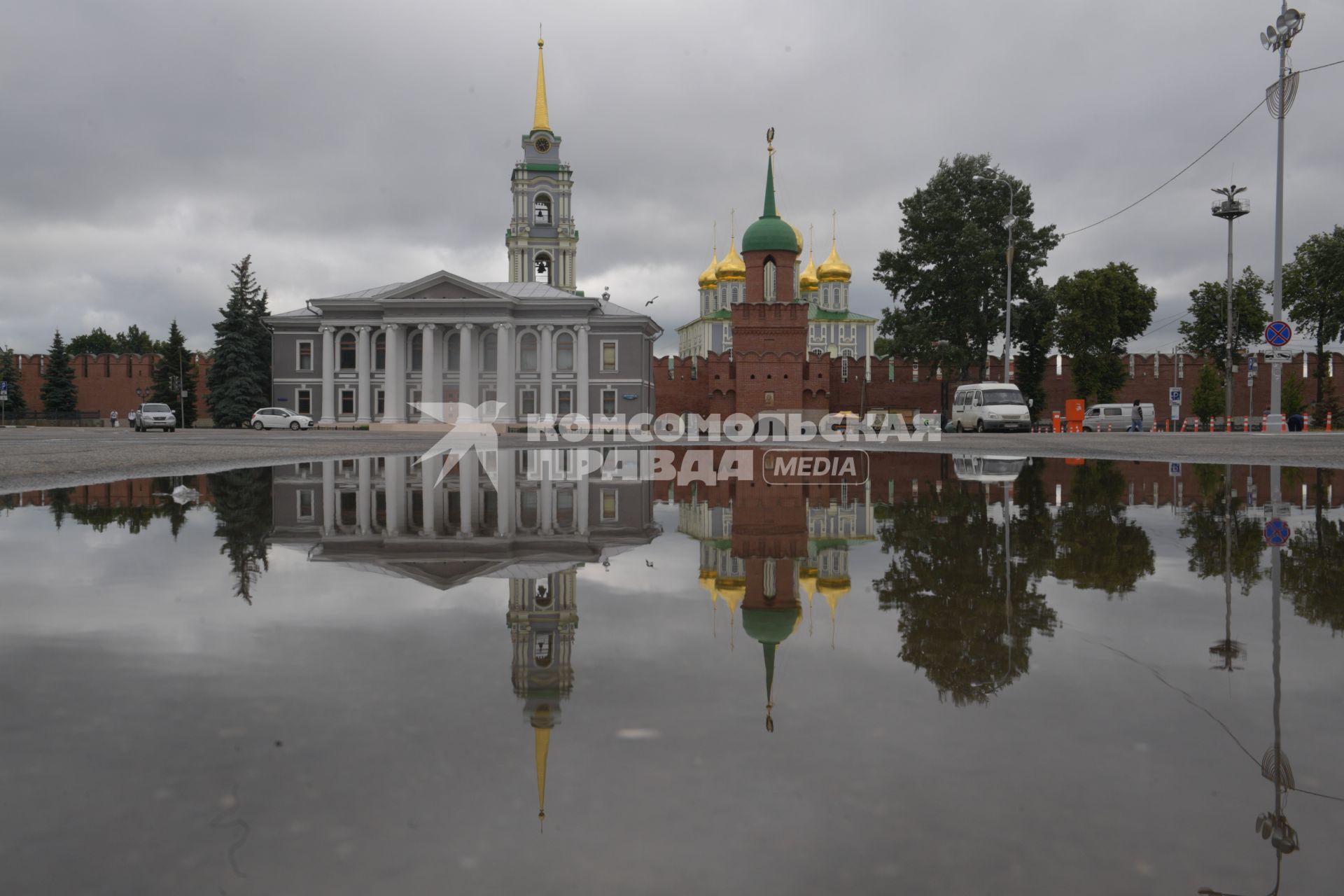 Тула.  Вид на  башню Одоевских ворот и Успенский собор Кремля.