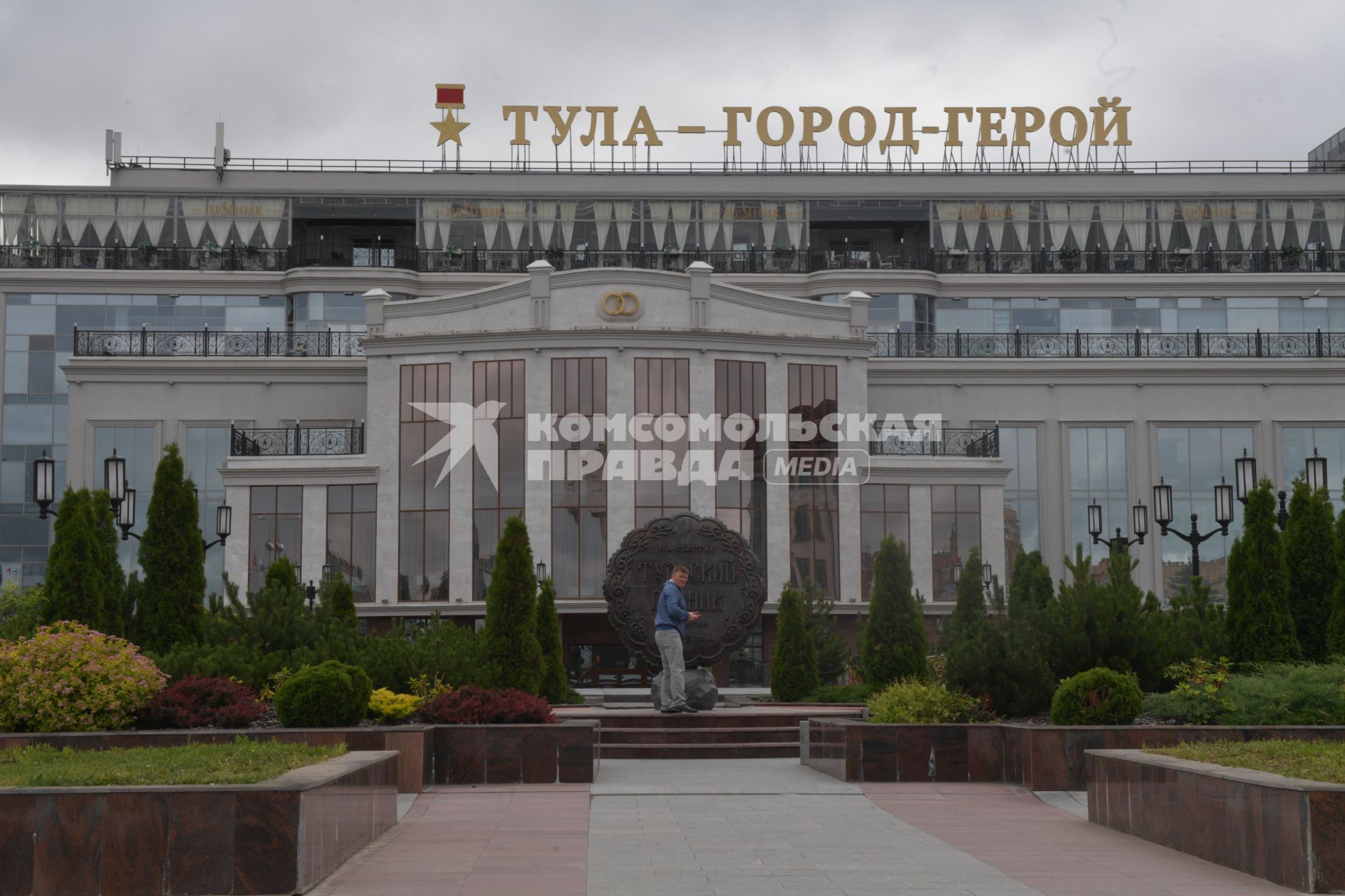 Тула.   Памятник  тульскому прянику у Дворца бракосочетания на площади Ленина.