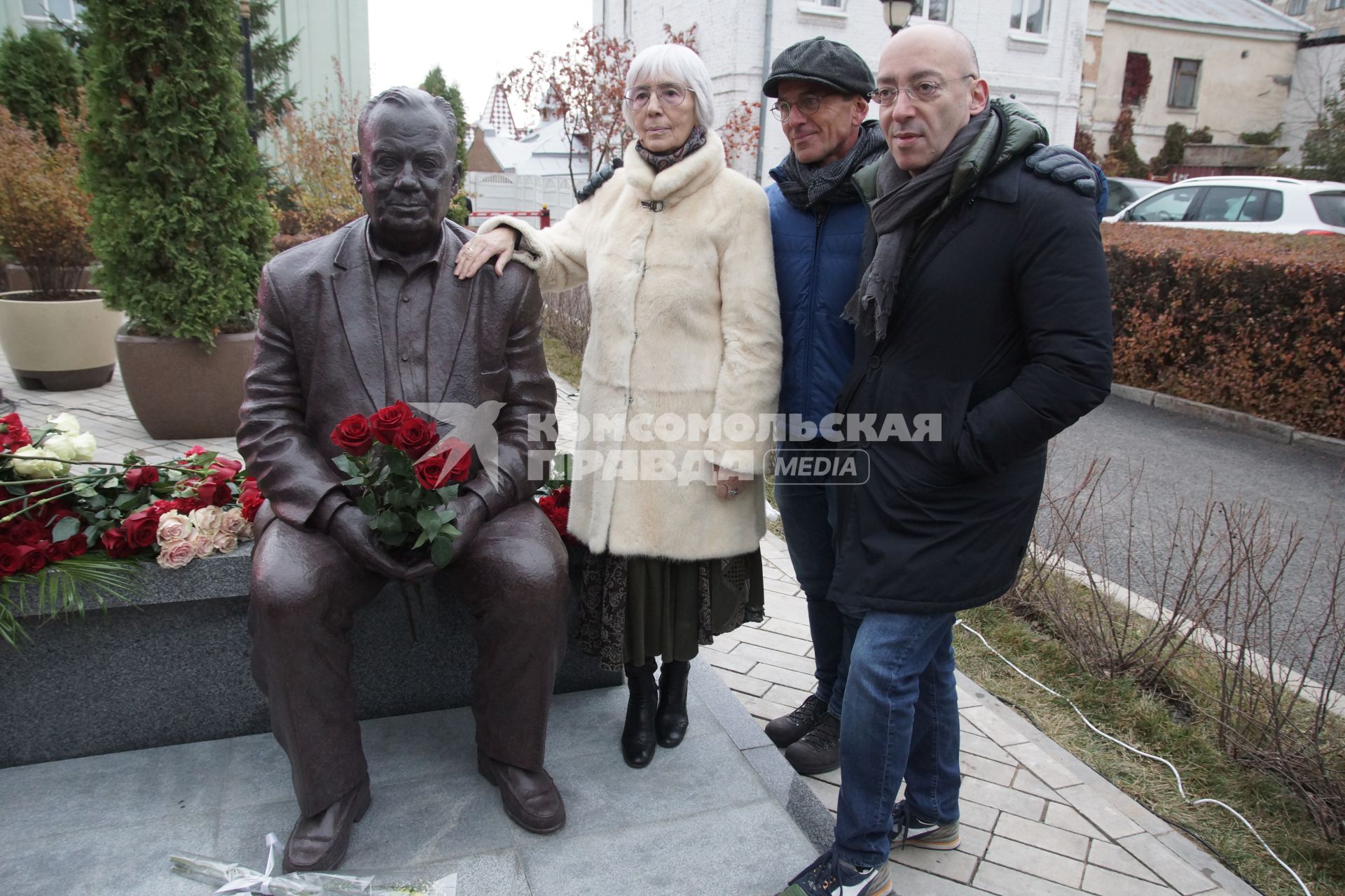 Самара. Вдова режиссера Э.Рязанова Эмма Абайдуллина и  грузинско-итальянский скульптор Важа Микаберидзе (второй справа) на церемонии открытия памятника режиссеру Э.Рязанову на улице Фрунзе.