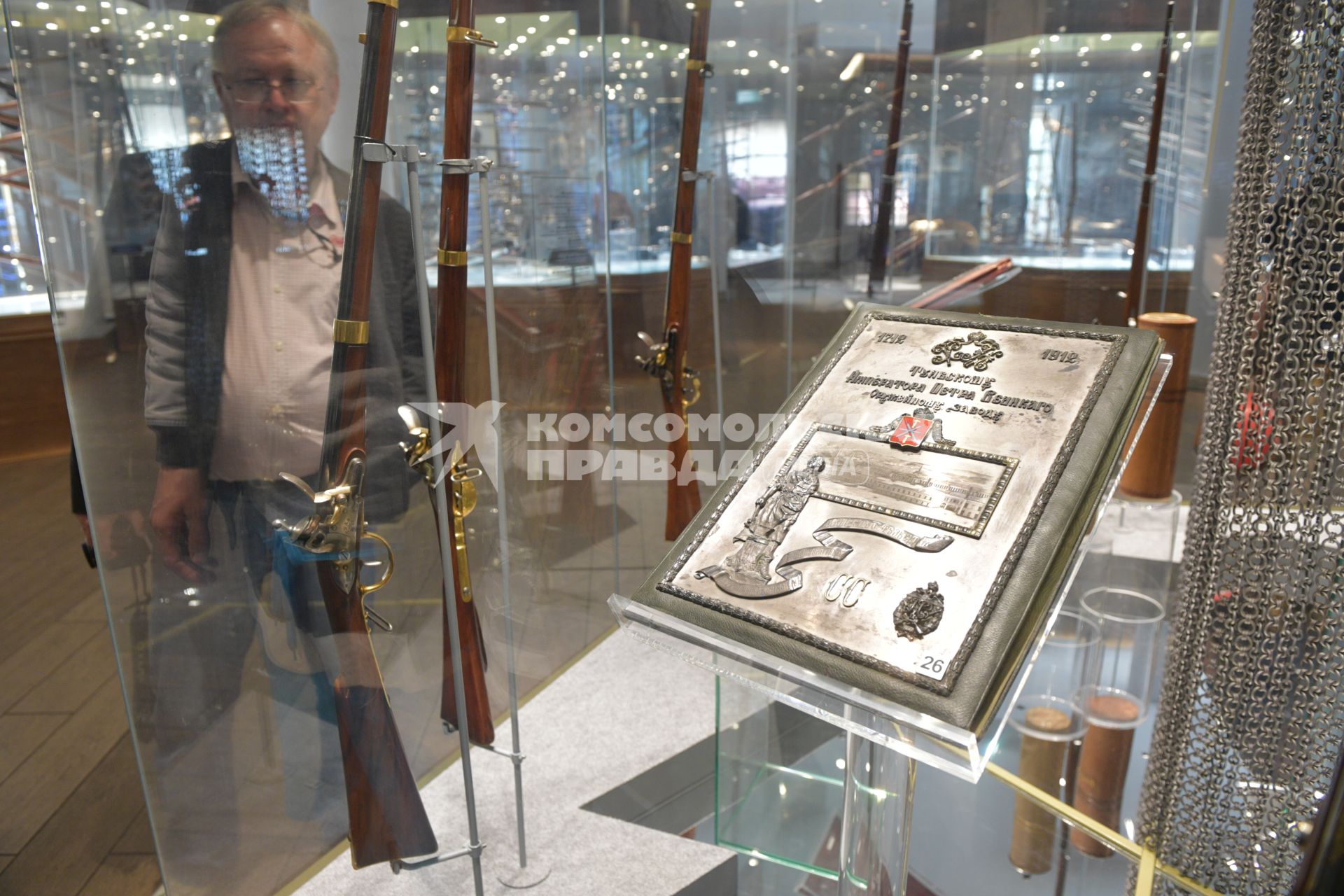 Тула. Экспонаты на выставке , посвященной истории стрелклвого и холодного оружия, в залах Тульского государственного музея оружия.