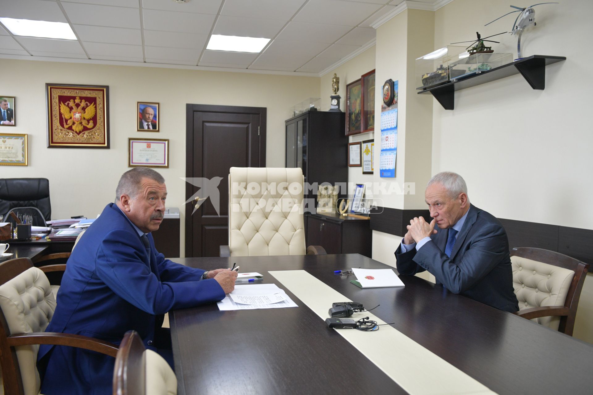 Тула. Встреча Государственного секретаря  Союзного государства Григория Рапоты с заместителем губернатора  Тульской области Юрием Андриановым  (слева)