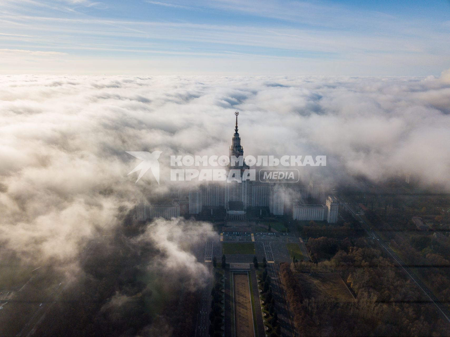 Москва. Вид на главное здание МГУ на Воробьевых горах с высоты птичьего полета.