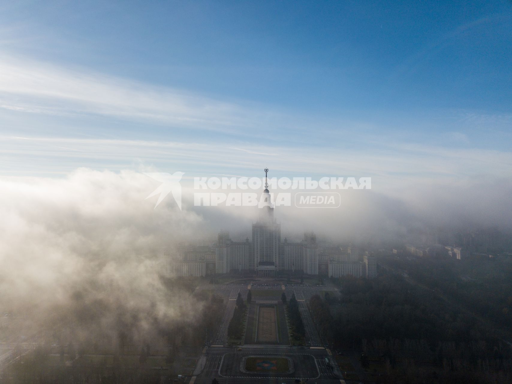 Москва. Вид на главное здание МГУ на Воробьевых горах с высоты птичьего полета.