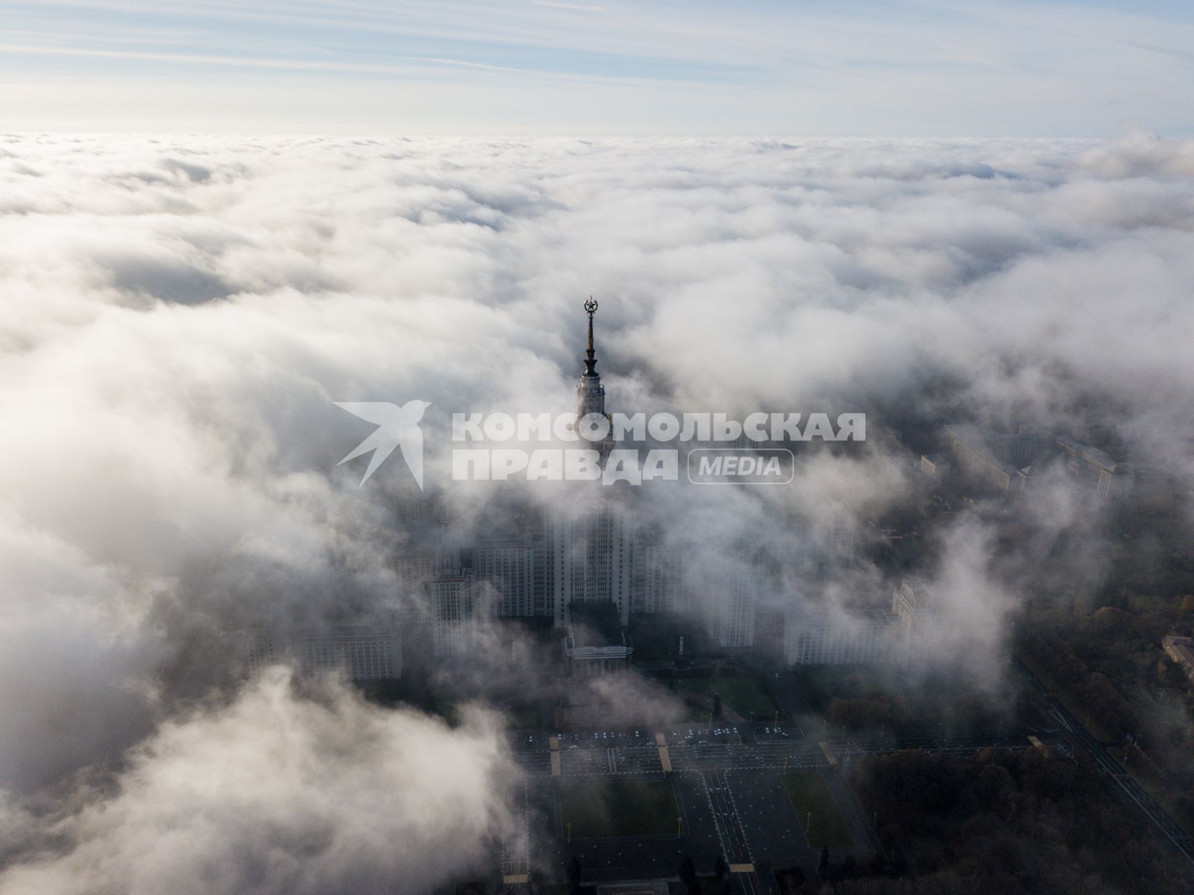 Москва. Вид на главное здание МГУ на Воробьевых горах с высоты птичьего полета.