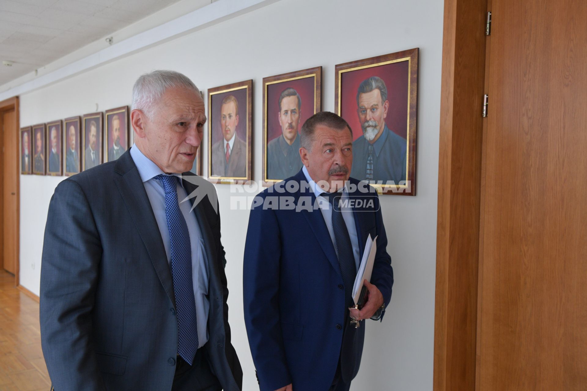 Тула. Встреча Государственного секретаря  Союзного государства Григория Рапоты с заместителем губернатора  Тульской области Юрием Андриановым (справа).
