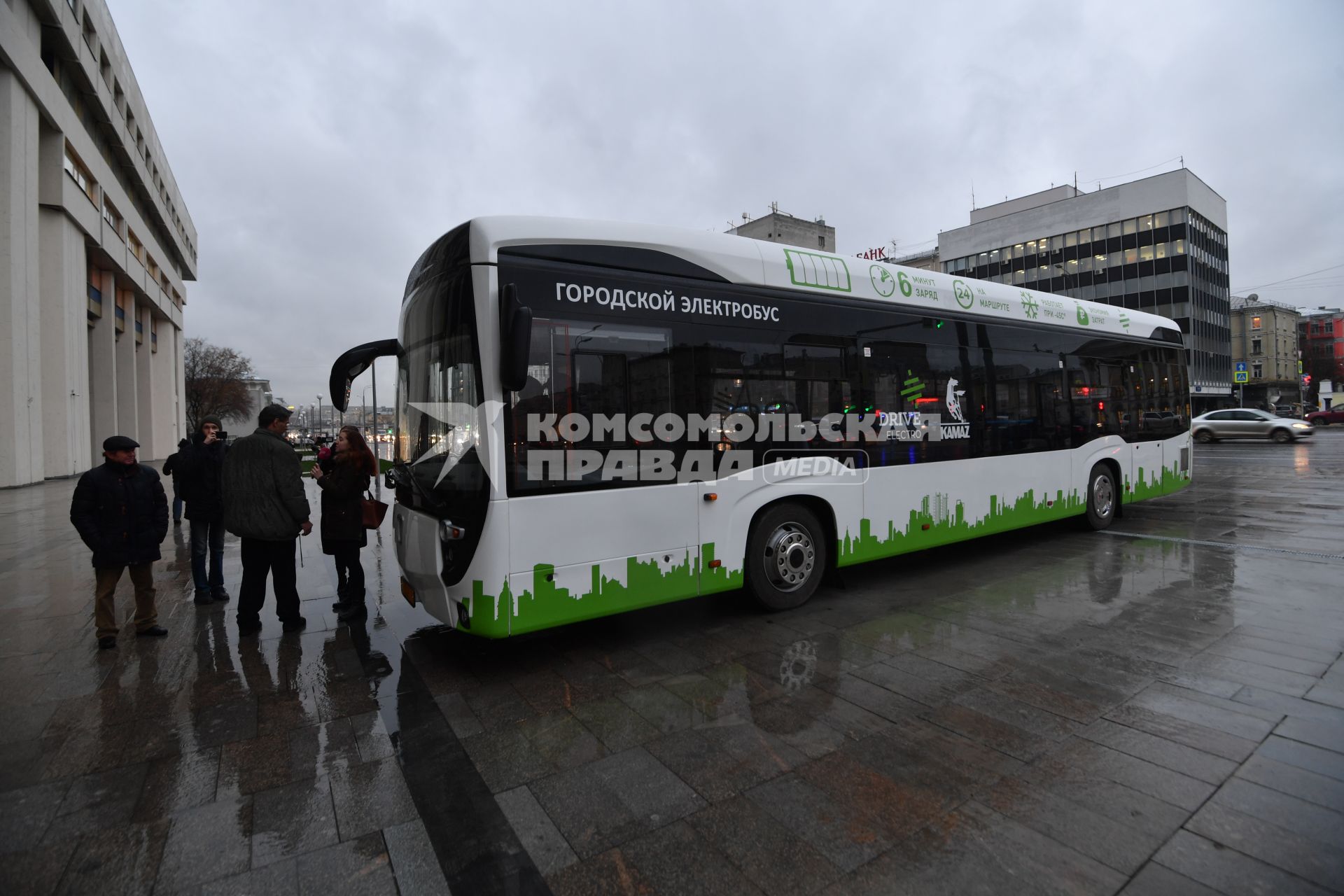 Москва. Городской электробус на территории агентства МИА `Россия сегодня`.