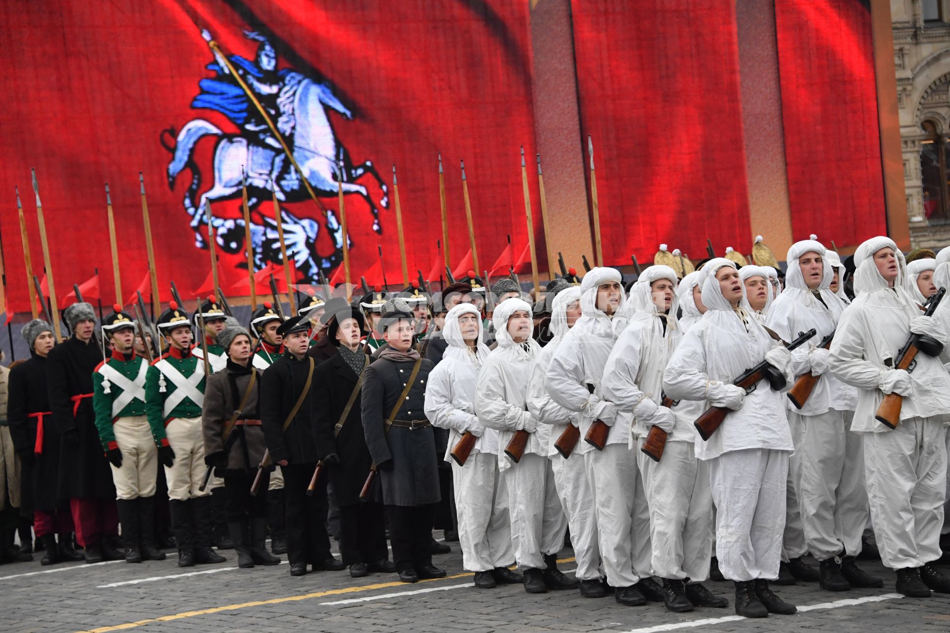 Москва. Участники торжественного  марша, посвященного 76-й годовщине военного парада 1941 года, на Красной площади.