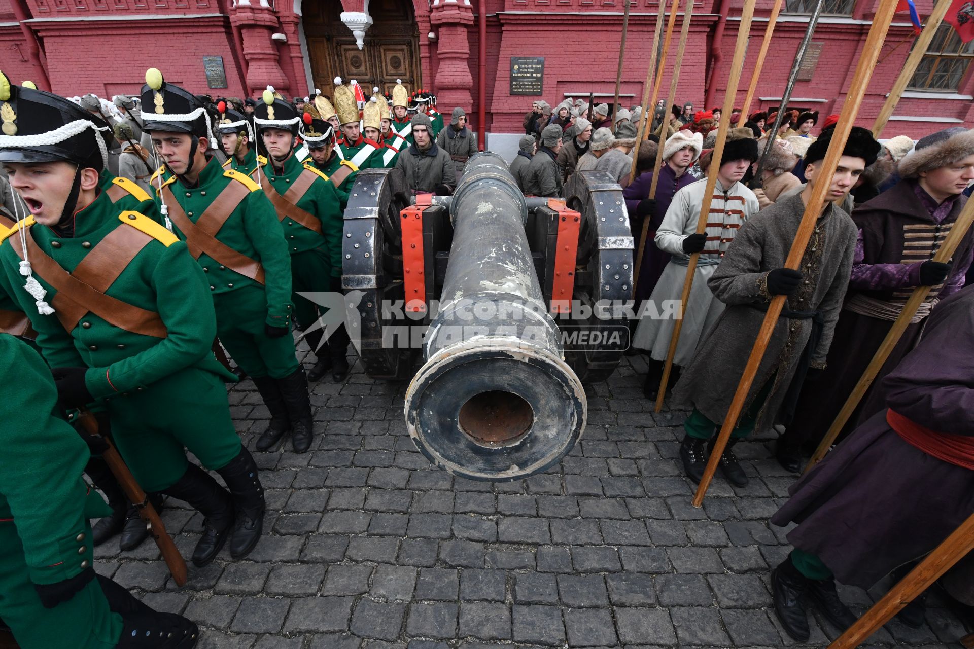 Москва. Перед началом торжественного марша, посвященного 76-й годовщине военного парада 1941 года, на Красной площади.