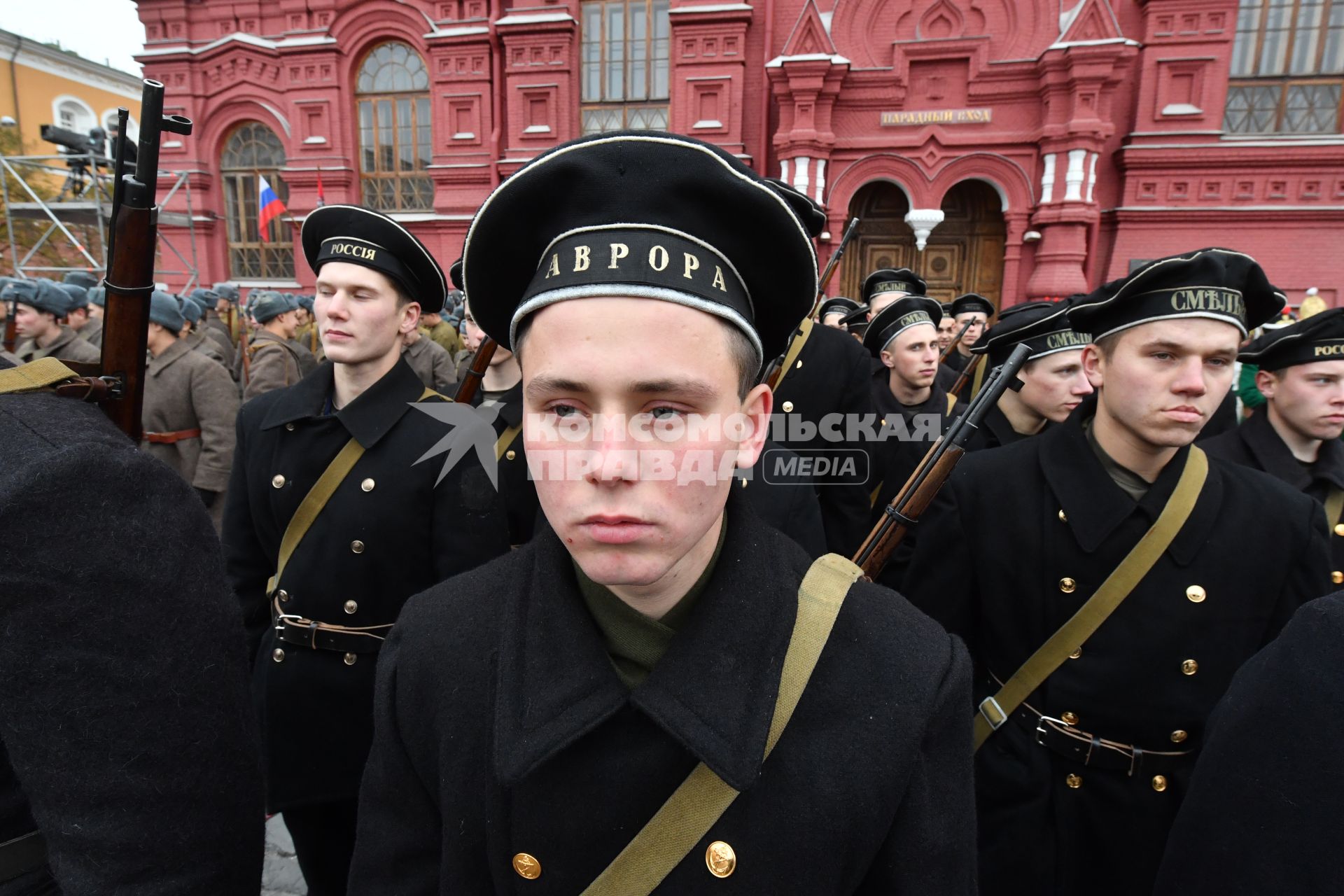 Москва. Участники торжественного марша, посвященного 76-й годовщине военного парада 1941 года, на Красной площади.