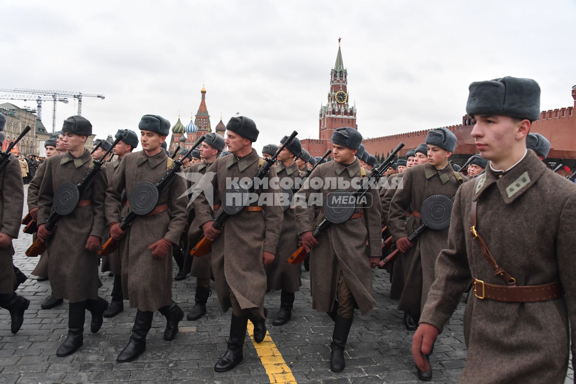 Москва. Участники торжественного марша, посвященного 76-й годовщине военного парада 1941 года, на Красной площади.