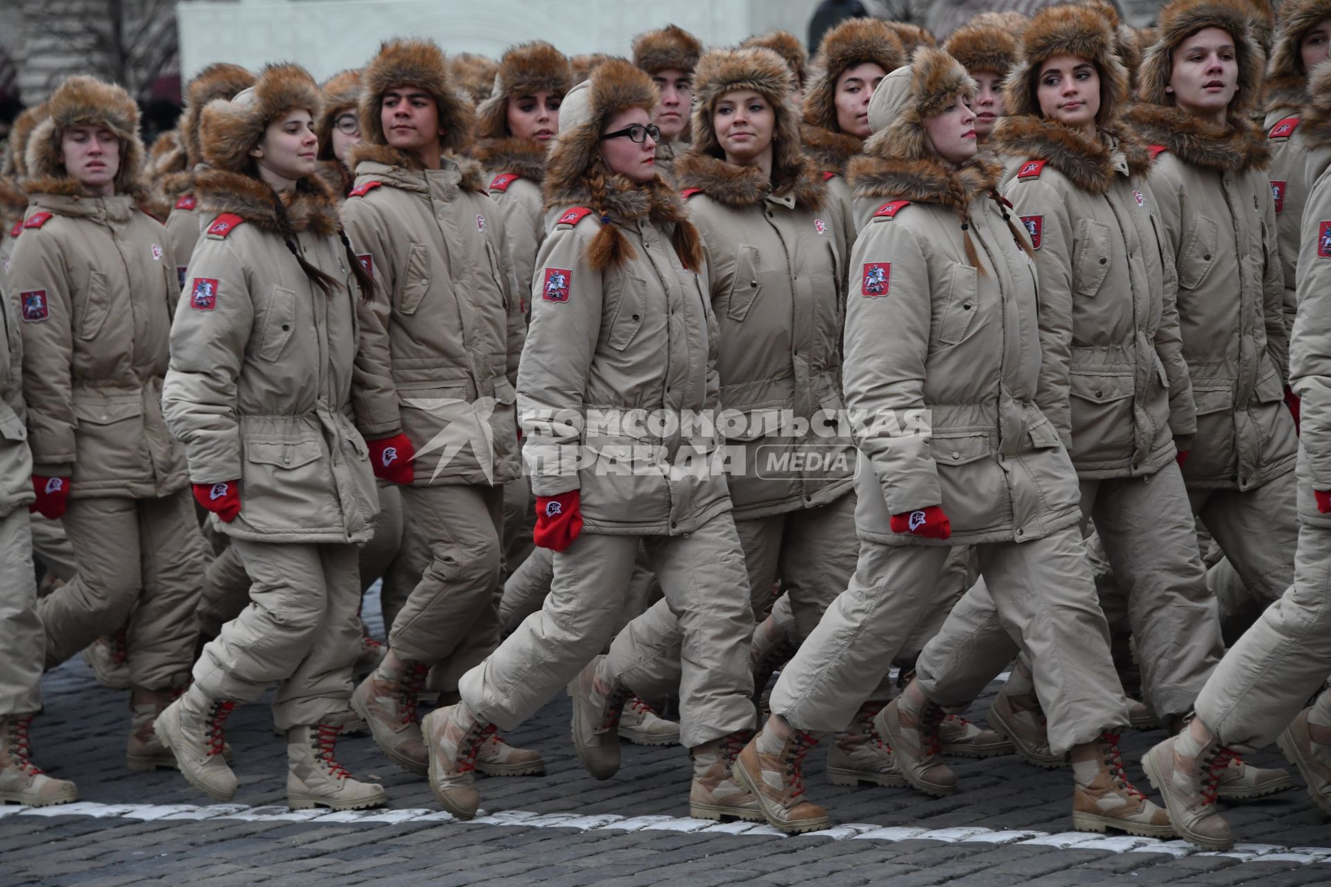 Москва. Отряд юнармейцев во время торжественного марша, посвященного 76-й годовщине военного парада 1941 года, на Красной площади.