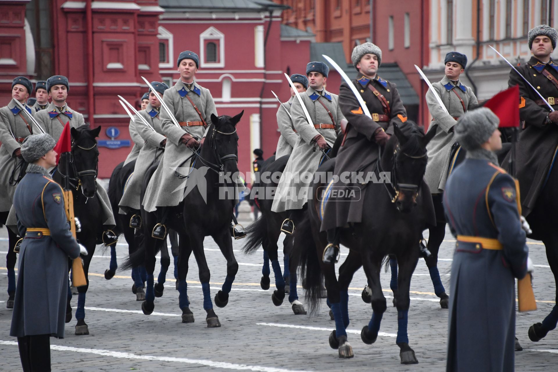 Москва. Участники торжественного марша, посвященного 76-й годовщине военного парада 1941 года, на Красной площади.