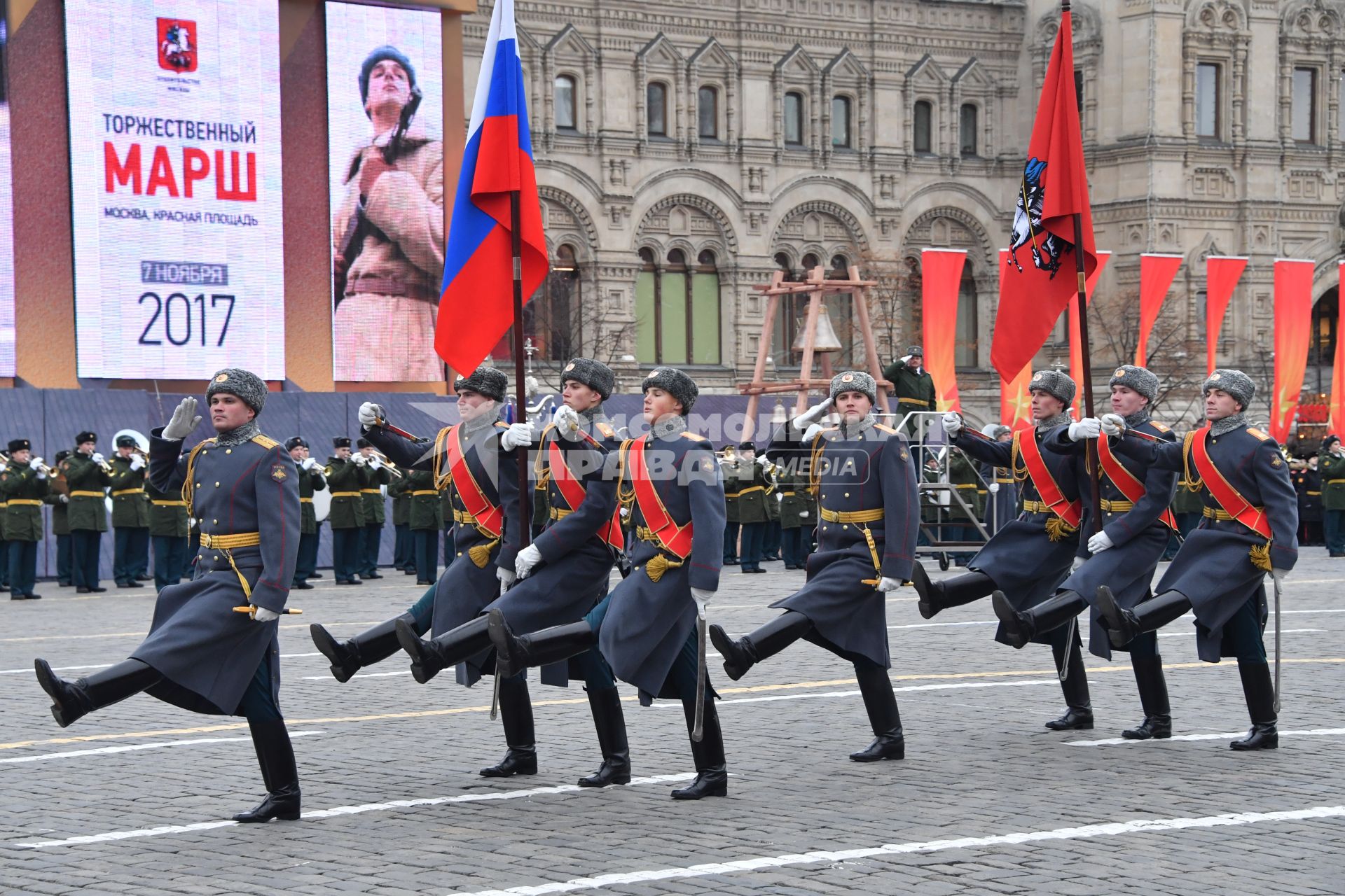 Москва. Участники торжественного марша, посвященного 76-й годовщине военного парада 1941 года, на Красной площади.