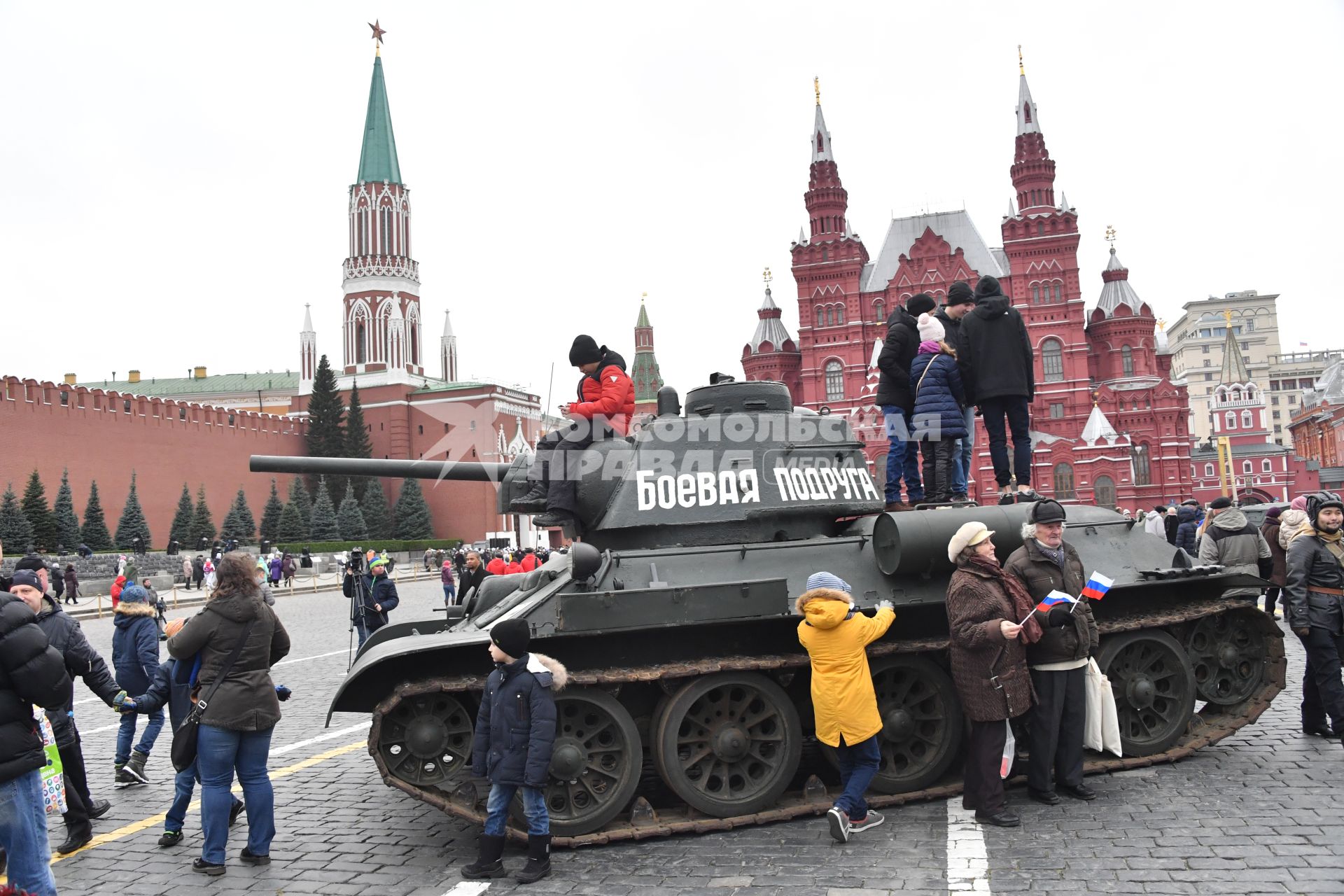 Москва. Танк времен Великой Отечественной войны на Красной площади, где прошел  марш ,посвященный 76-й годовщине военного парада 1941 года, на Красной площади.