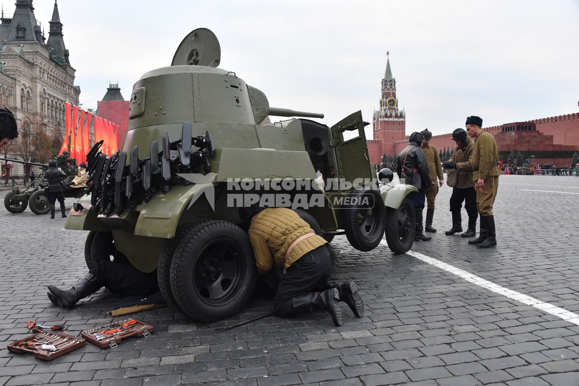 Москва. Перед началом торжественного марша, посвященного 76-й годовщине военного парада 1941 года, на Красной площади.