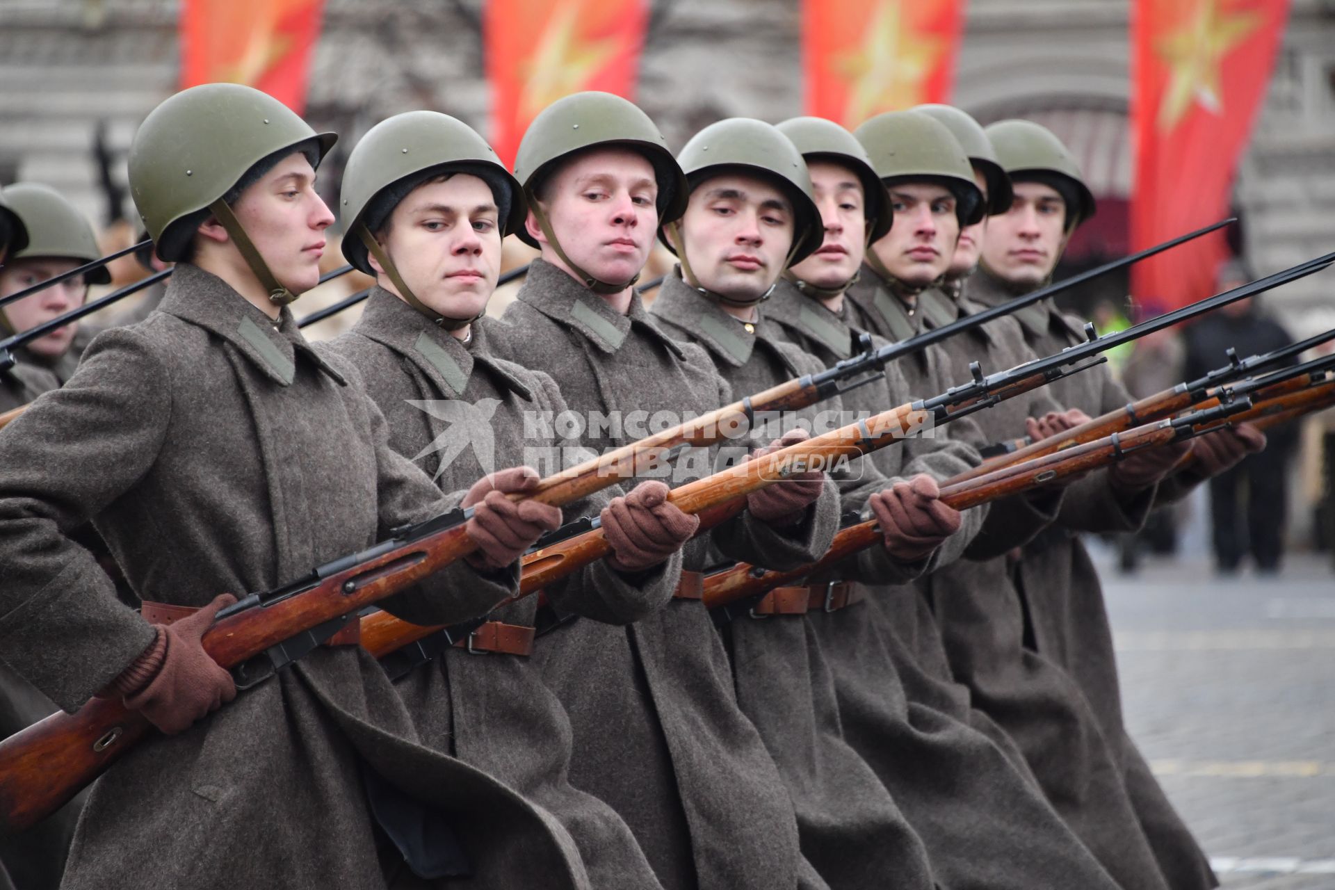 Москва. Участники торжественного марша, посвященного 76-й годовщине военного парада 1941 года, на Красной площади.