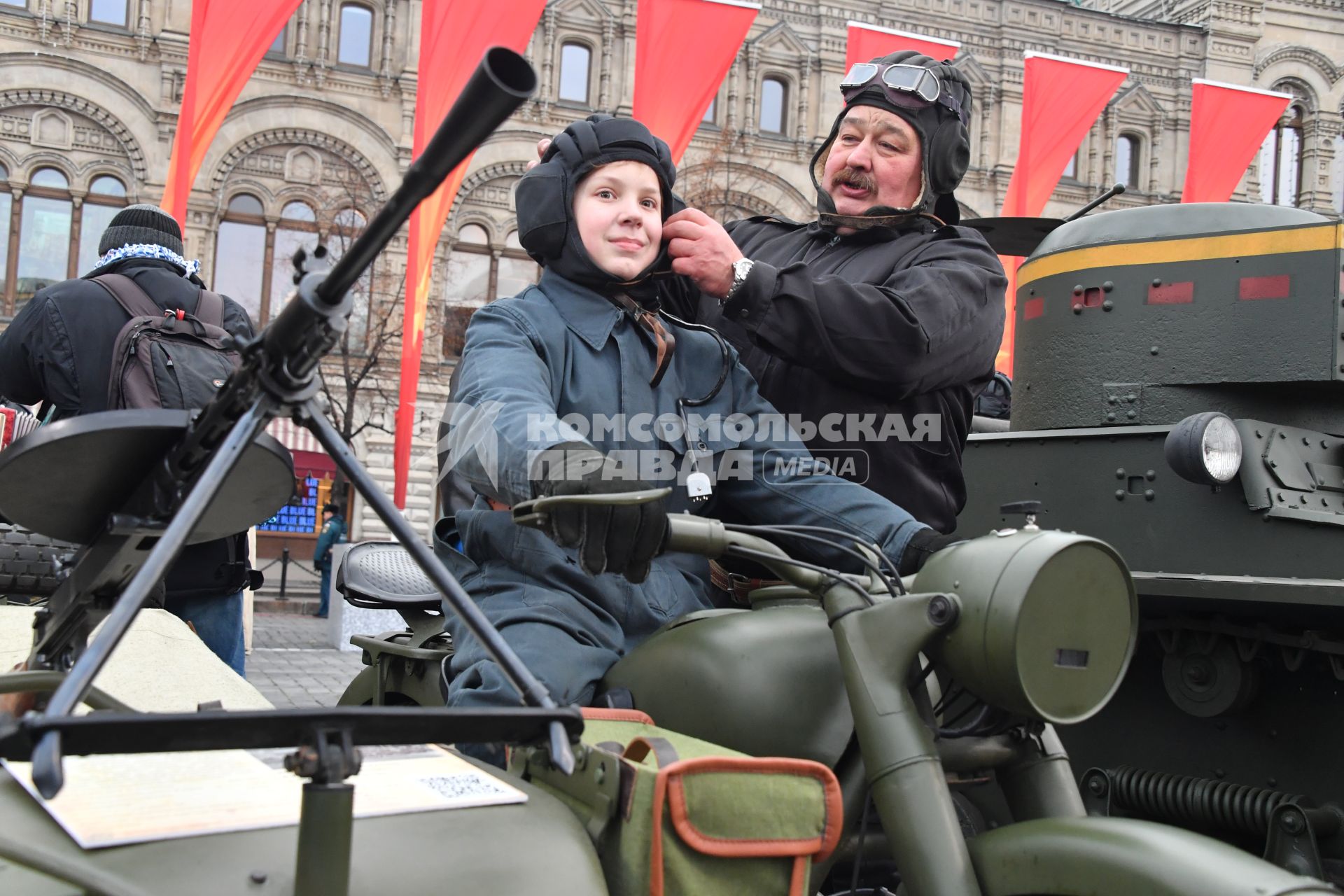 Москва. Мальчик на  мотоцикле перед началом торжественного  марша, посвященного 76-й годовщине военного парада 1941 года, на Красной площади.