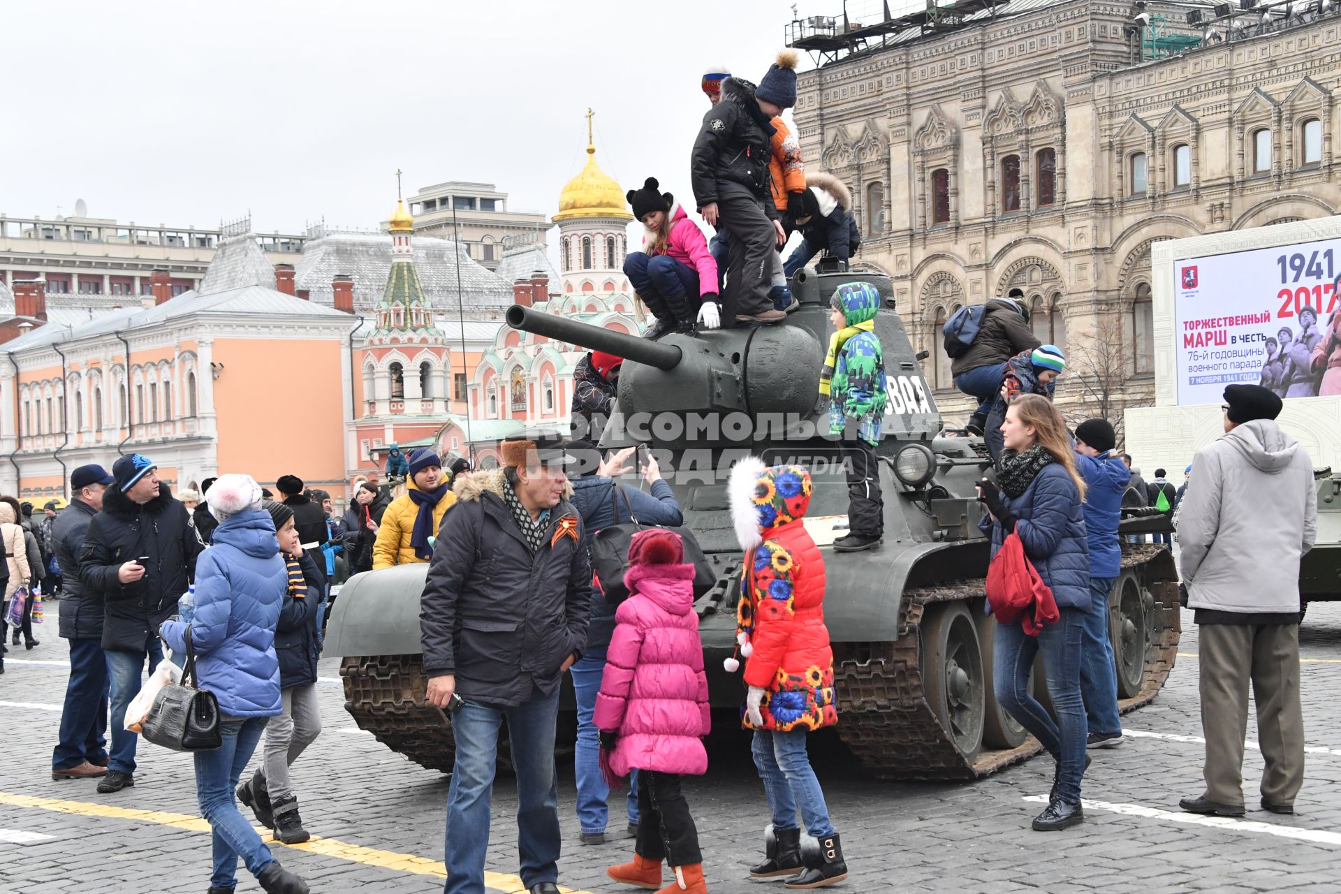 Москва. Танк времен Великой Отечественной войны на Красной площади, где прошел  марш ,посвященный 76-й годовщине военного парада 1941 года, на Красной площади.