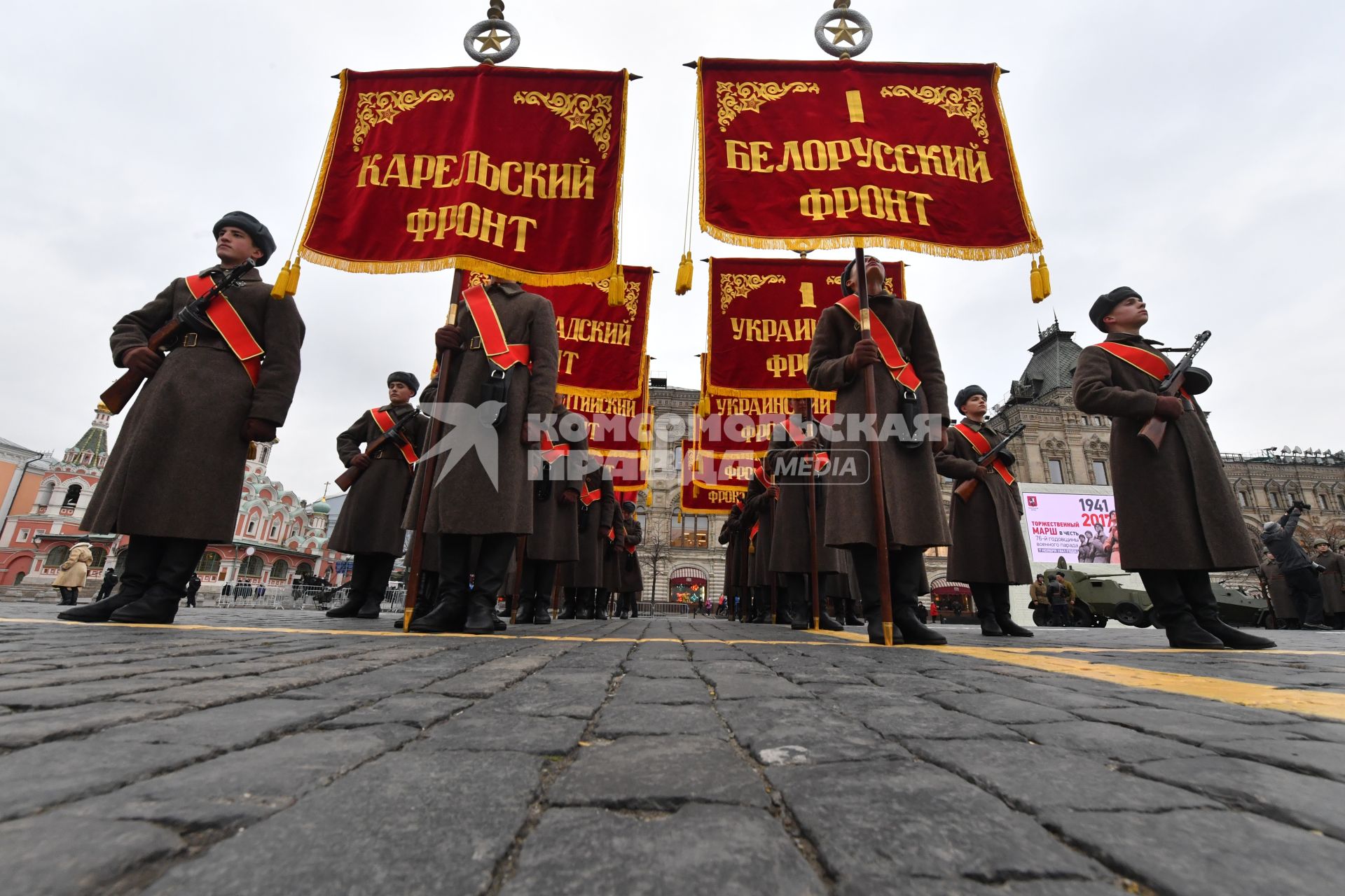 Москва. Участники торжественного марша, посвященного 76-й годовщине военного парада 1941 года, на Красной площади.