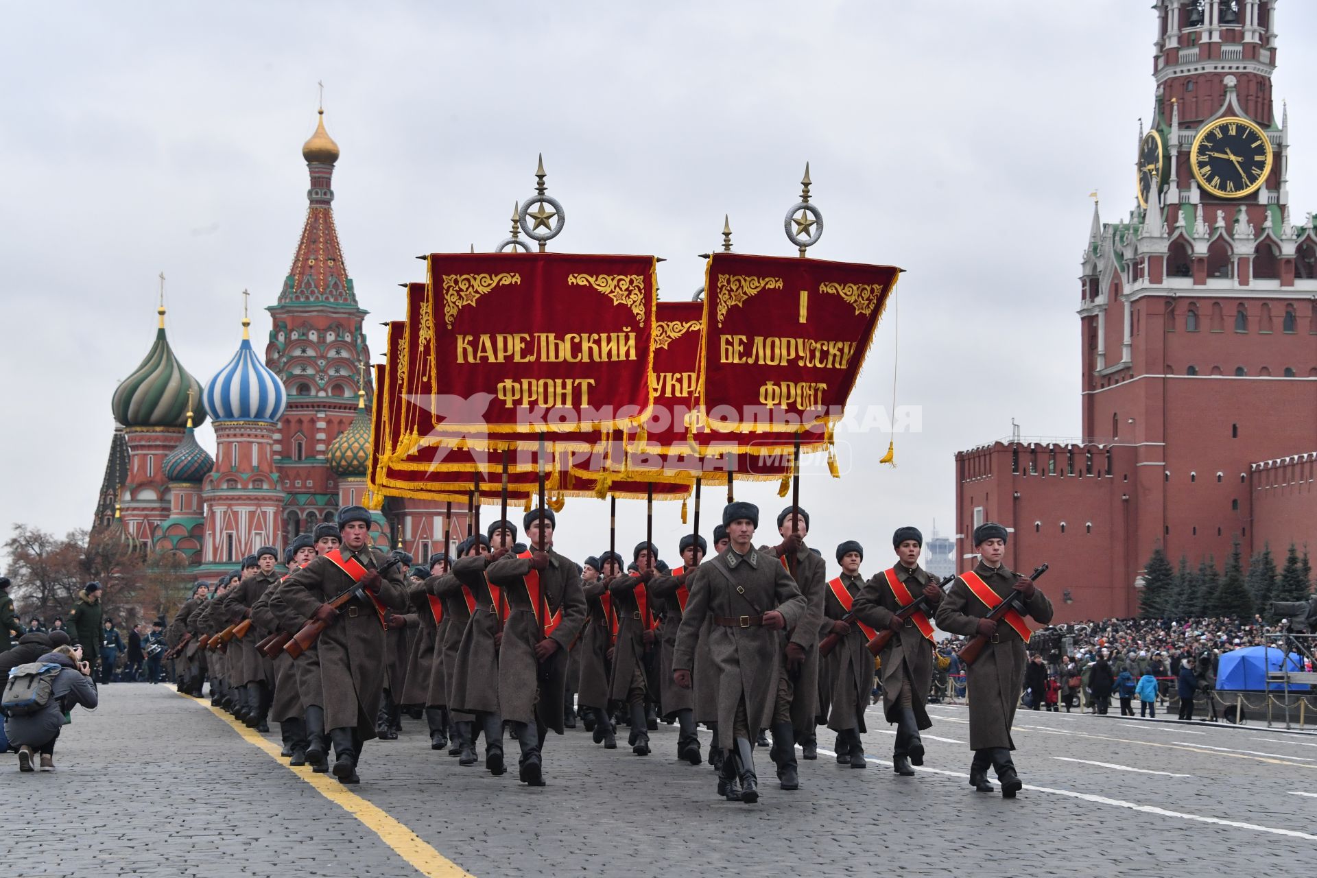 Москва. Участники торжественного марша, посвященного 76-й годовщине военного парада 1941 года, на Красной площади.