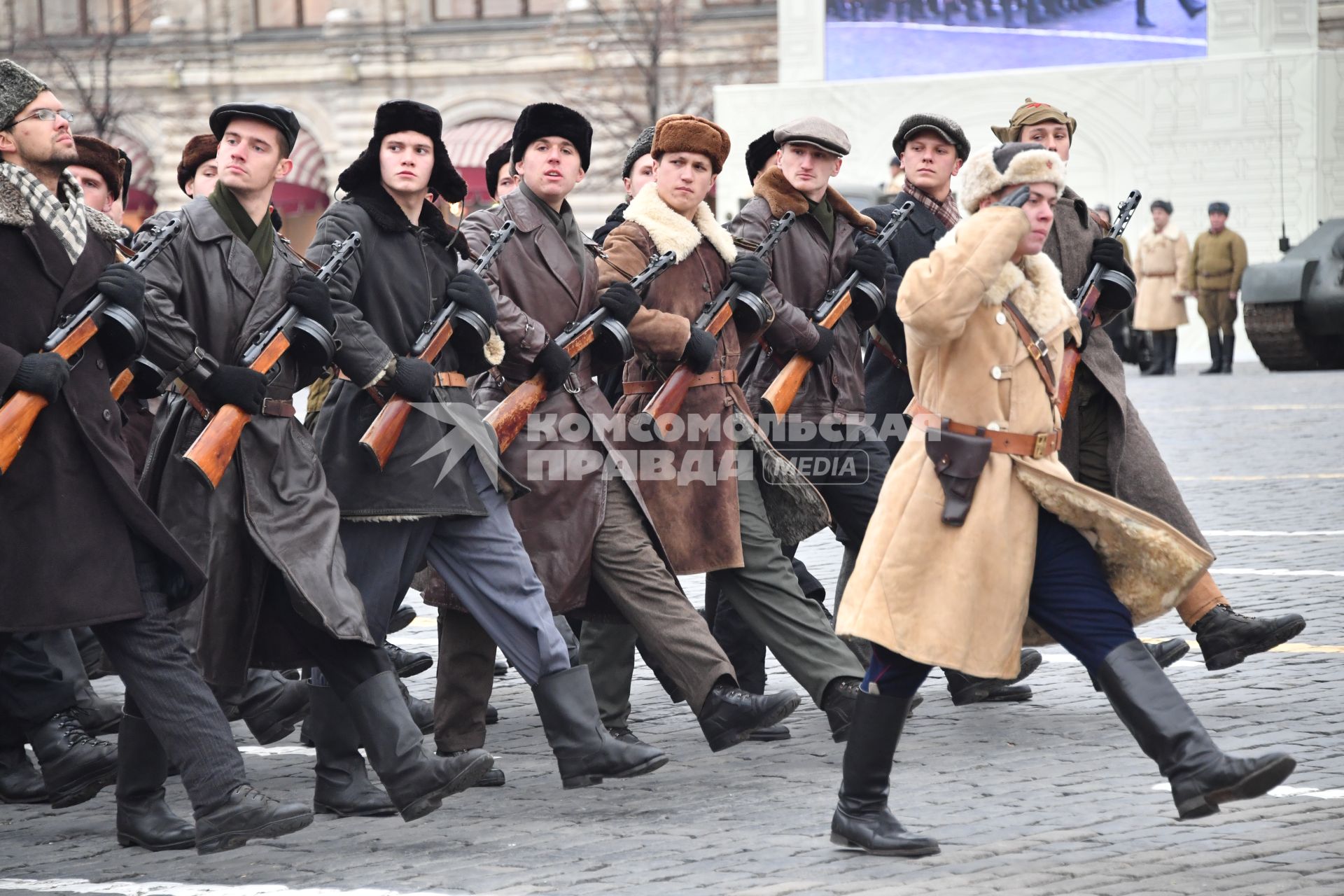 Москва. Участники торжественного марша, посвященного 76-й годовщине военного парада 1941 года, на Красной площади.