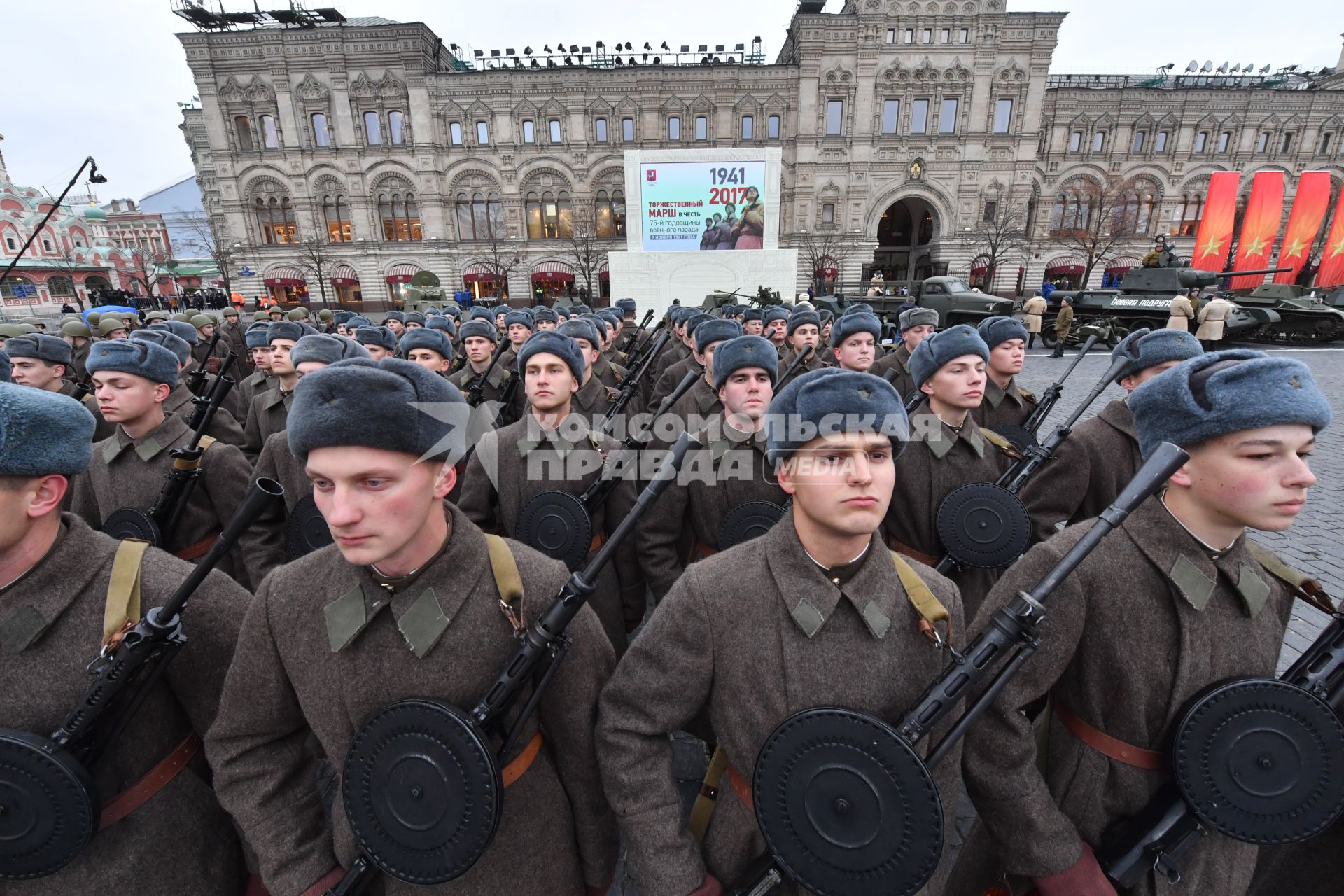 Москва. Участники торжественного марша, посвященного 76-й годовщине военного парада 1941 года, на Красной площади.