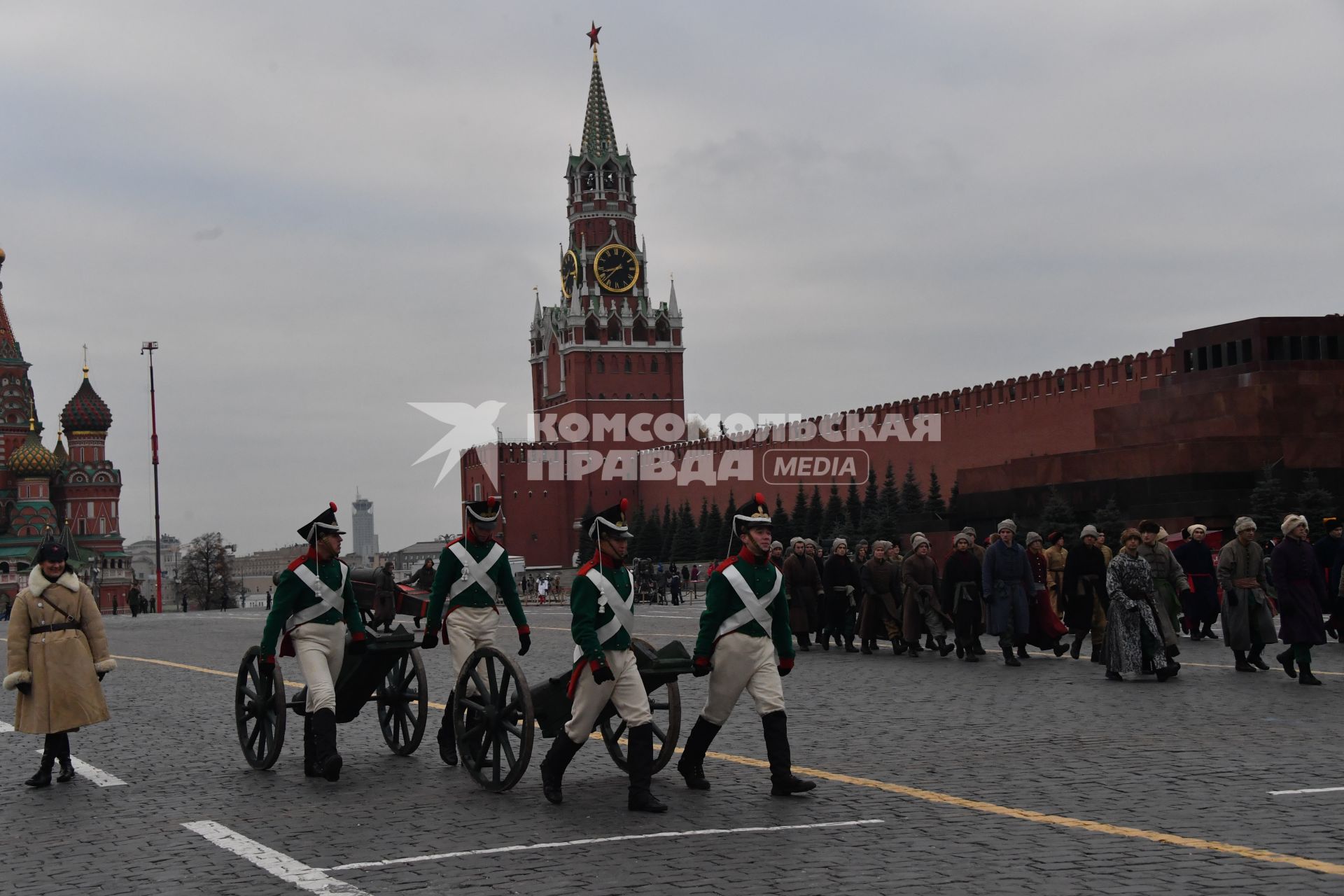 Москва. Перед началом торжественного марша, посвященного 76-й годовщине военного парада 1941 года, на Красной площади.