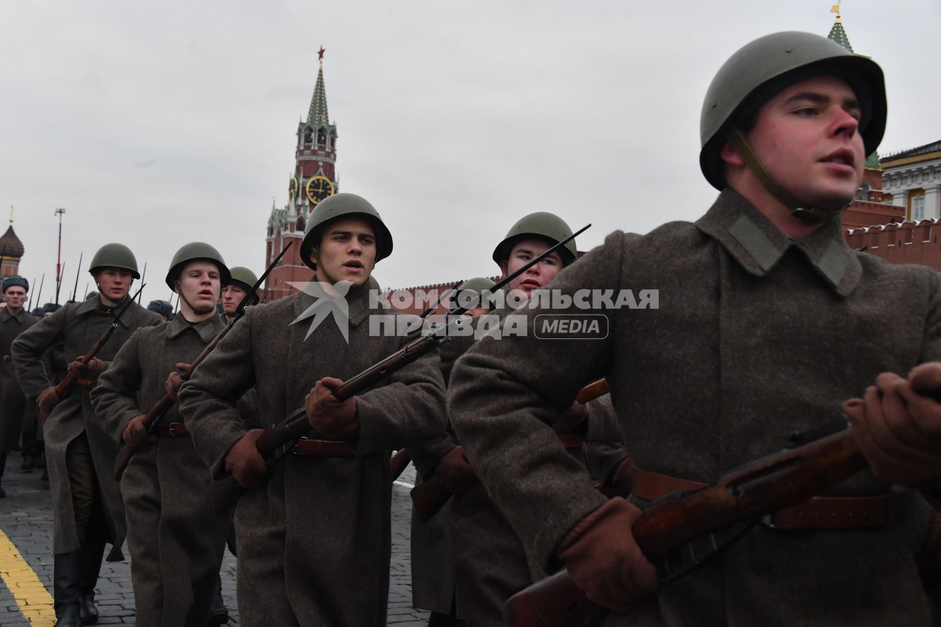 Москва. Участники торжественного марша, посвященного 76-й годовщине военного парада 1941 года, на Красной площади.