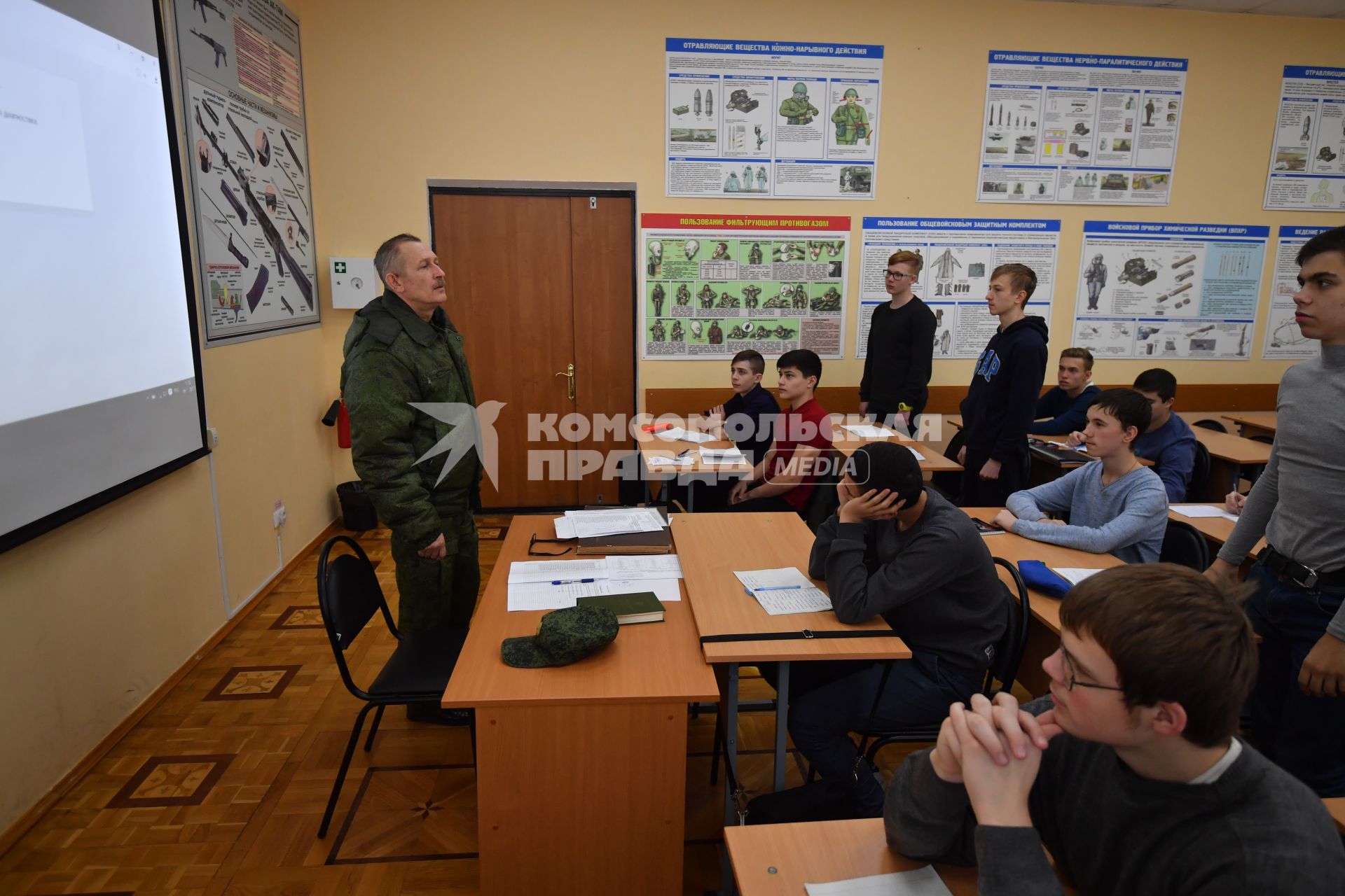 Москва.  Школьники на теоретических  занятиях  в морском учебном спортивно-техническом центре  ДОСААФ России.