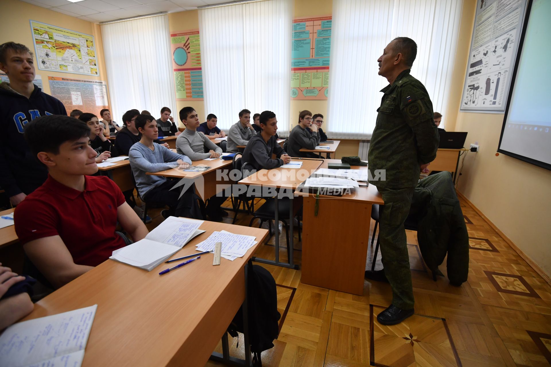 Москва.  Школьники на теоретических  занятиях  в морском учебном спортивно-техническом центре  ДОСААФ России.