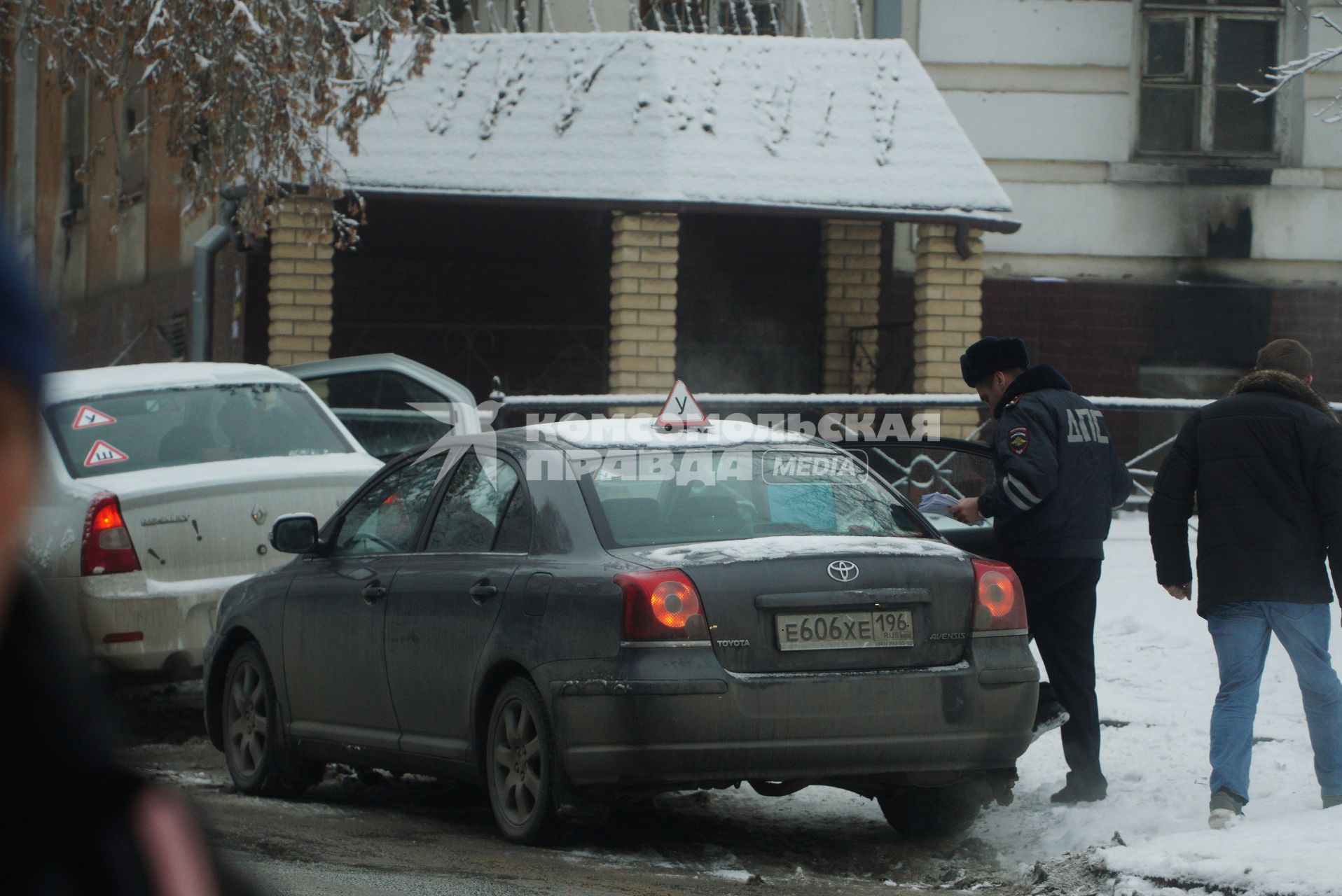 Екатеринбург. Сотрудник ГИБДД садится в учебный автомобиль во время приема экзамена по вождению