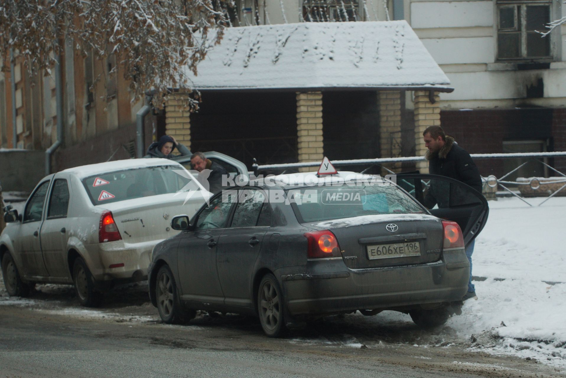 Екатеринбург. Учебные автомобили во время экзамена по вождению