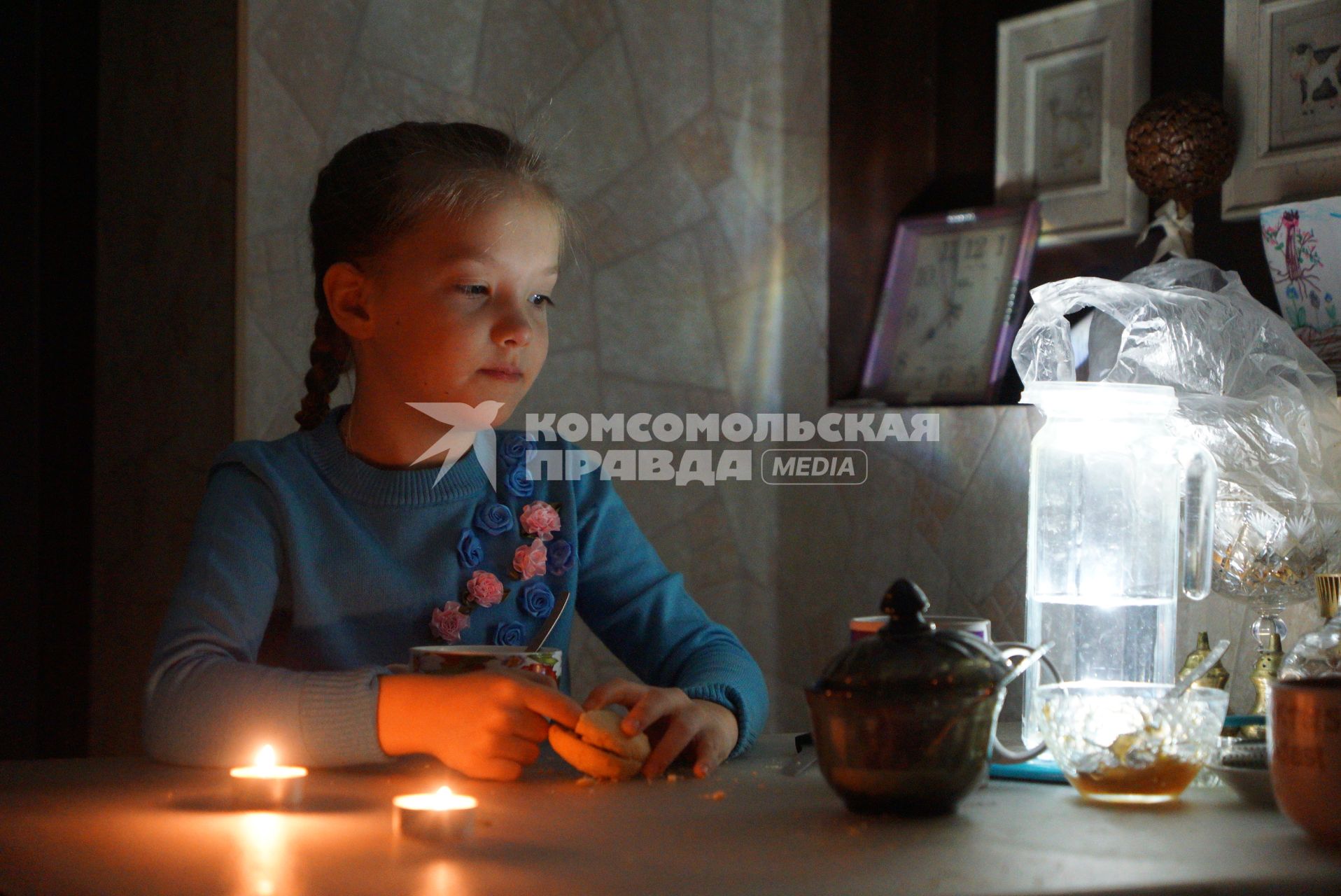 Екатеринбург. Девочка завтракает при свечах из-за отключения электроэнергии