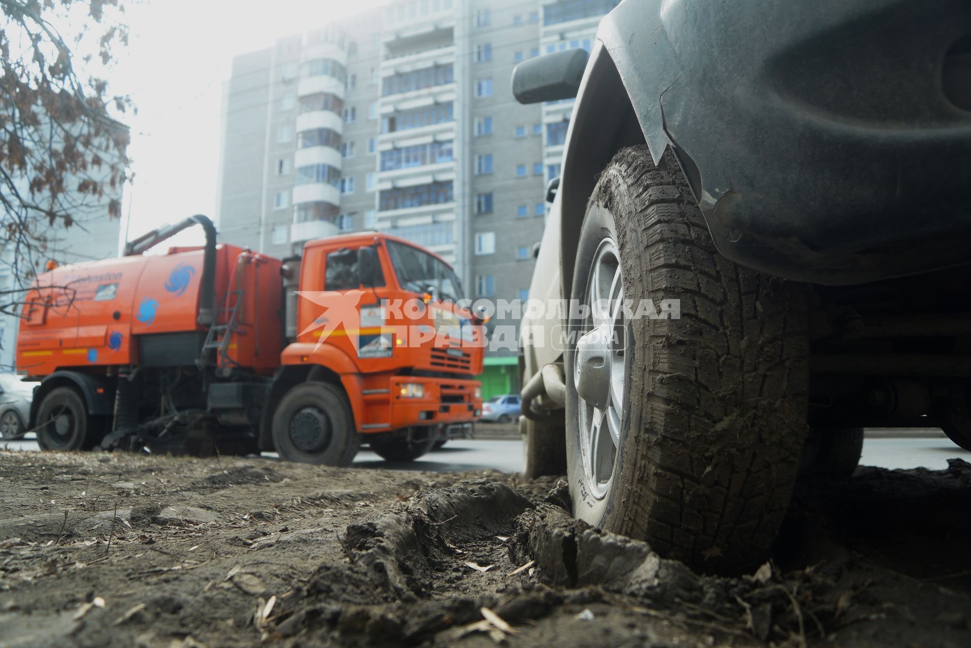 Екатеринбург. Автомобиль припаркованный на газоне