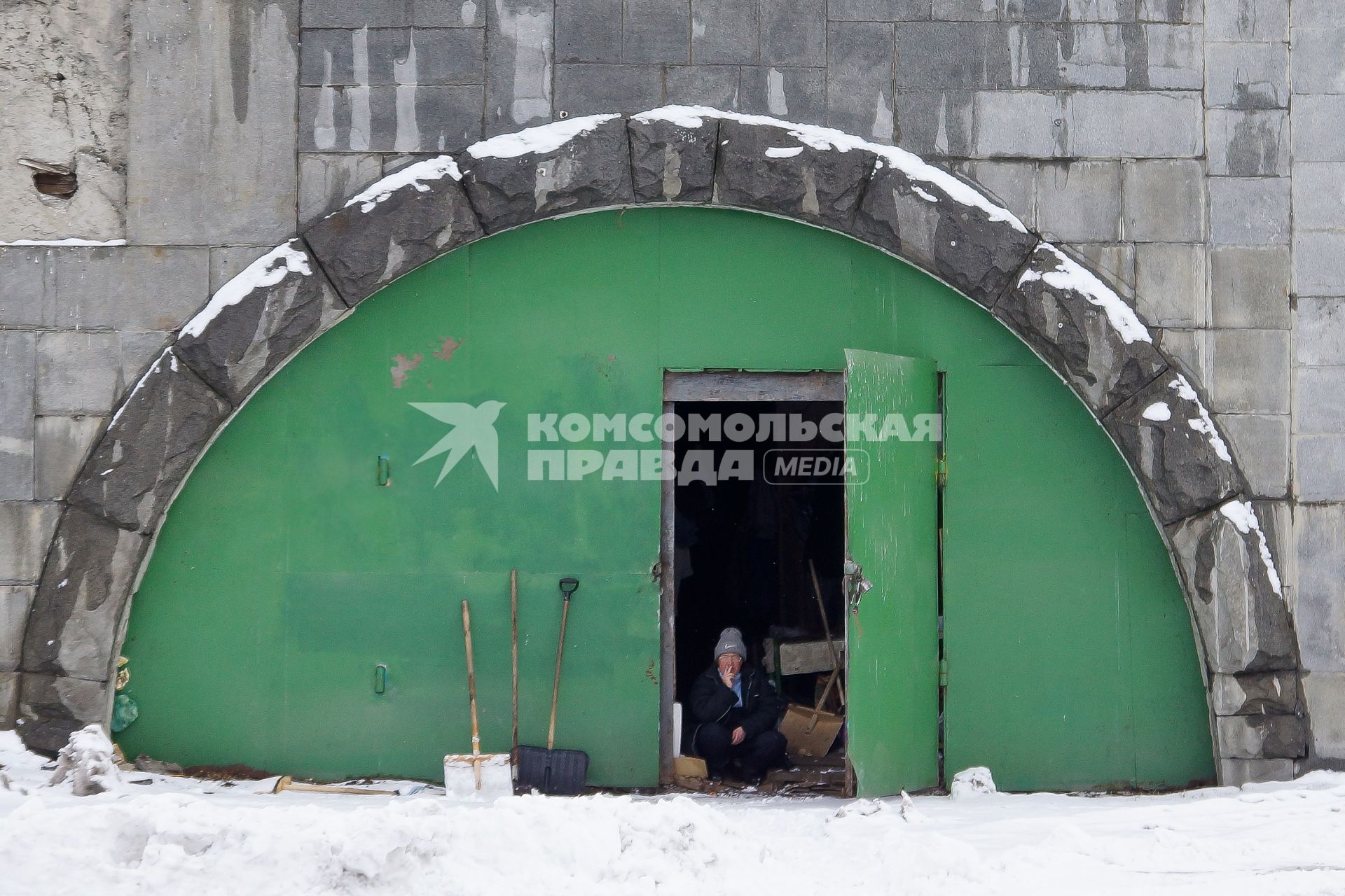 Екатеринбург. Дворник курит в подсобке