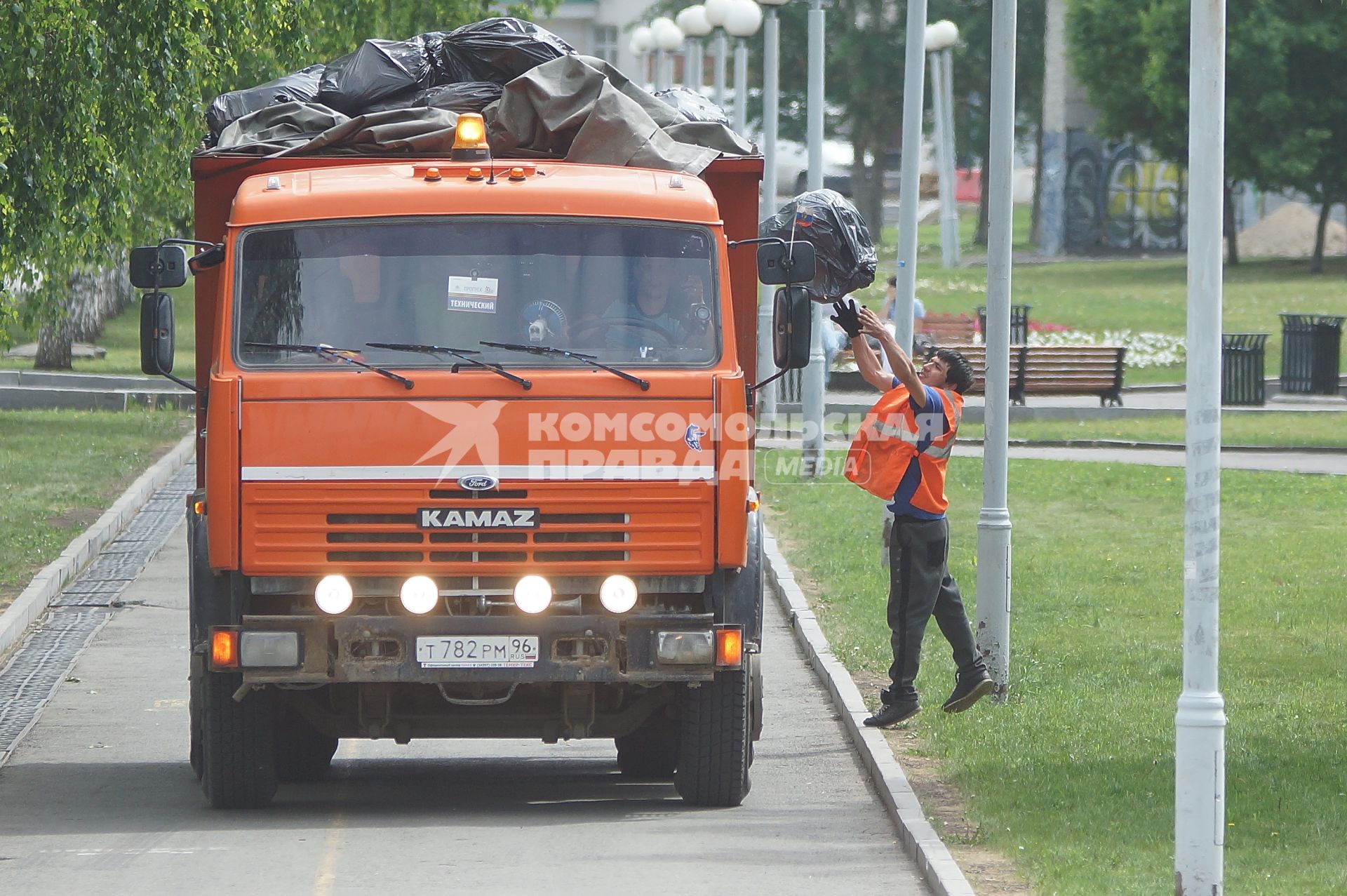 Екатеринбург. Дворник собирает мешки с мусором на улице