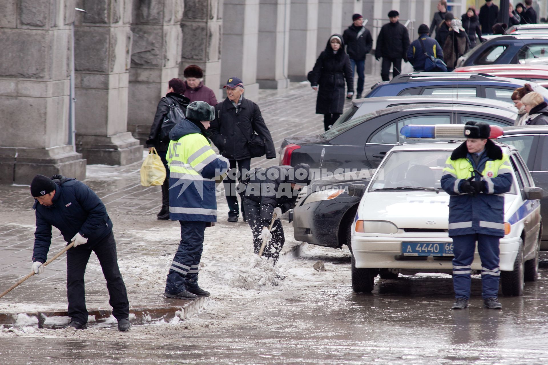 Екатеринбург. Дворник очищает тротуар от наледи