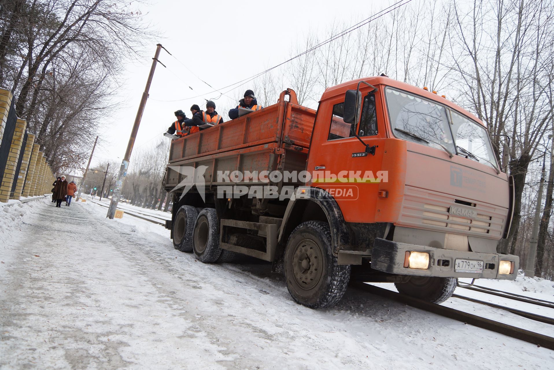 Екатеринбург. Дворники посыпают тротуар антигололедной смесью