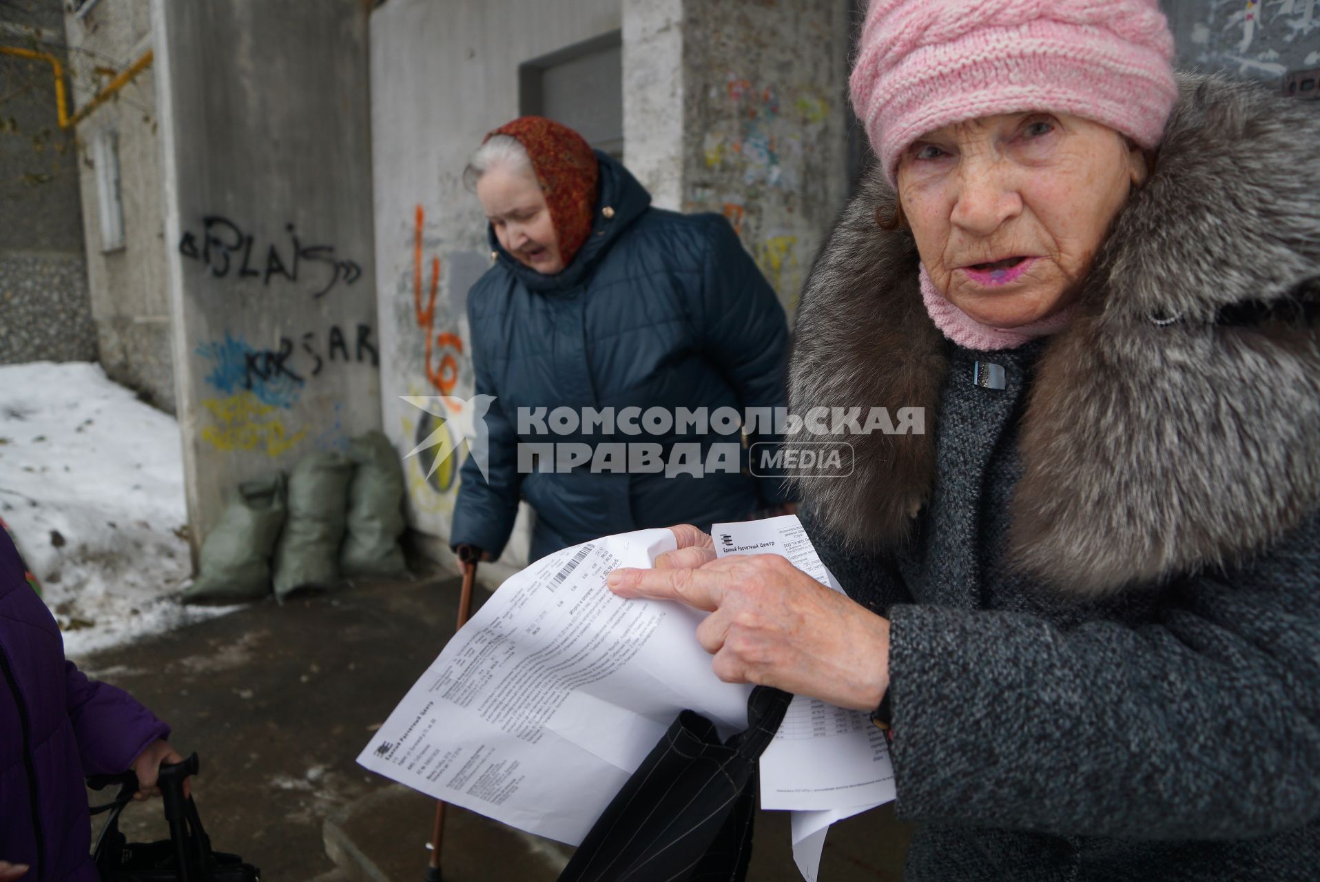 Екатеринбург. Бабушка с квитанциями за оплату коммунальных услуг