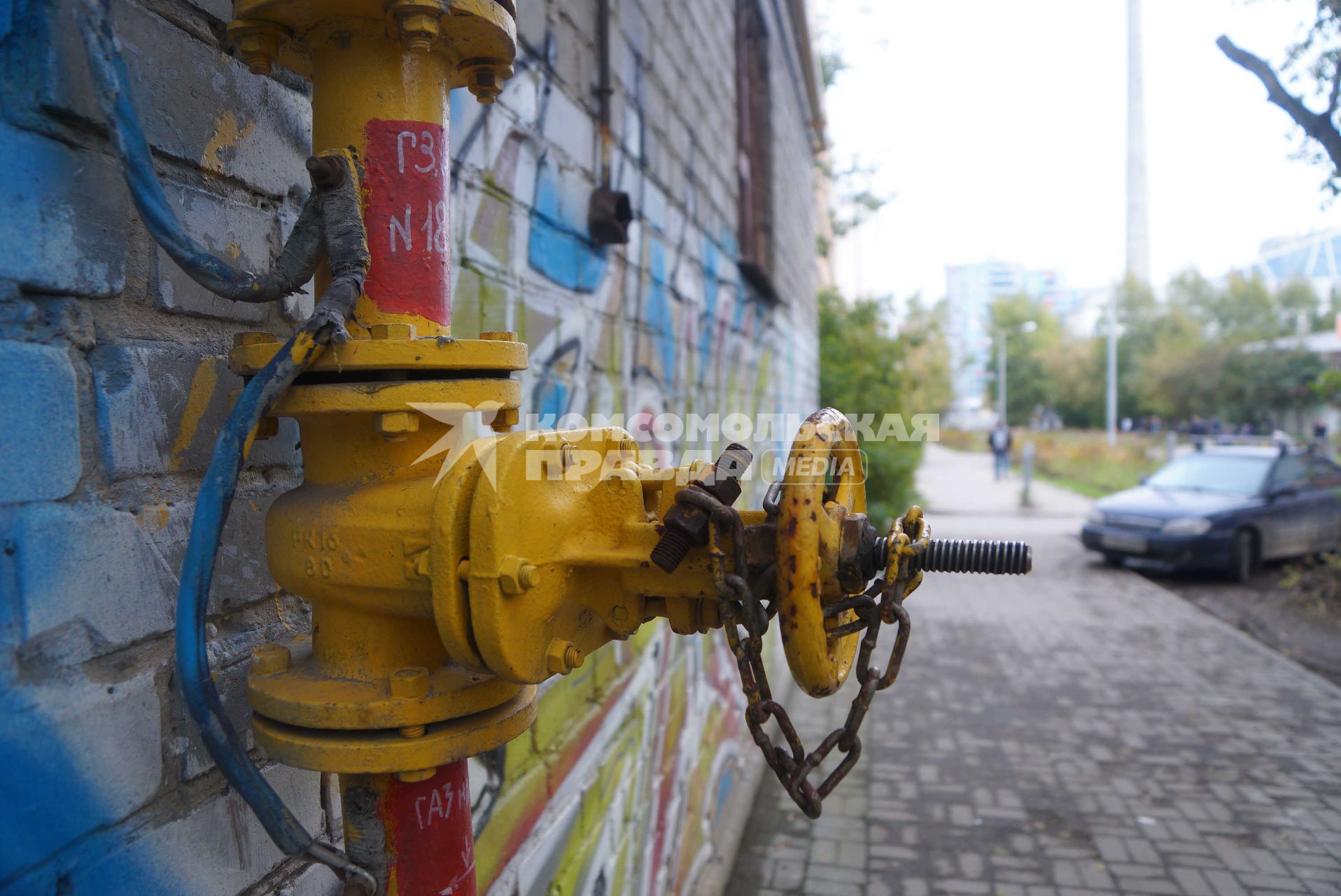 Екатеринбург. Газовая труба на фасаде джилого дома