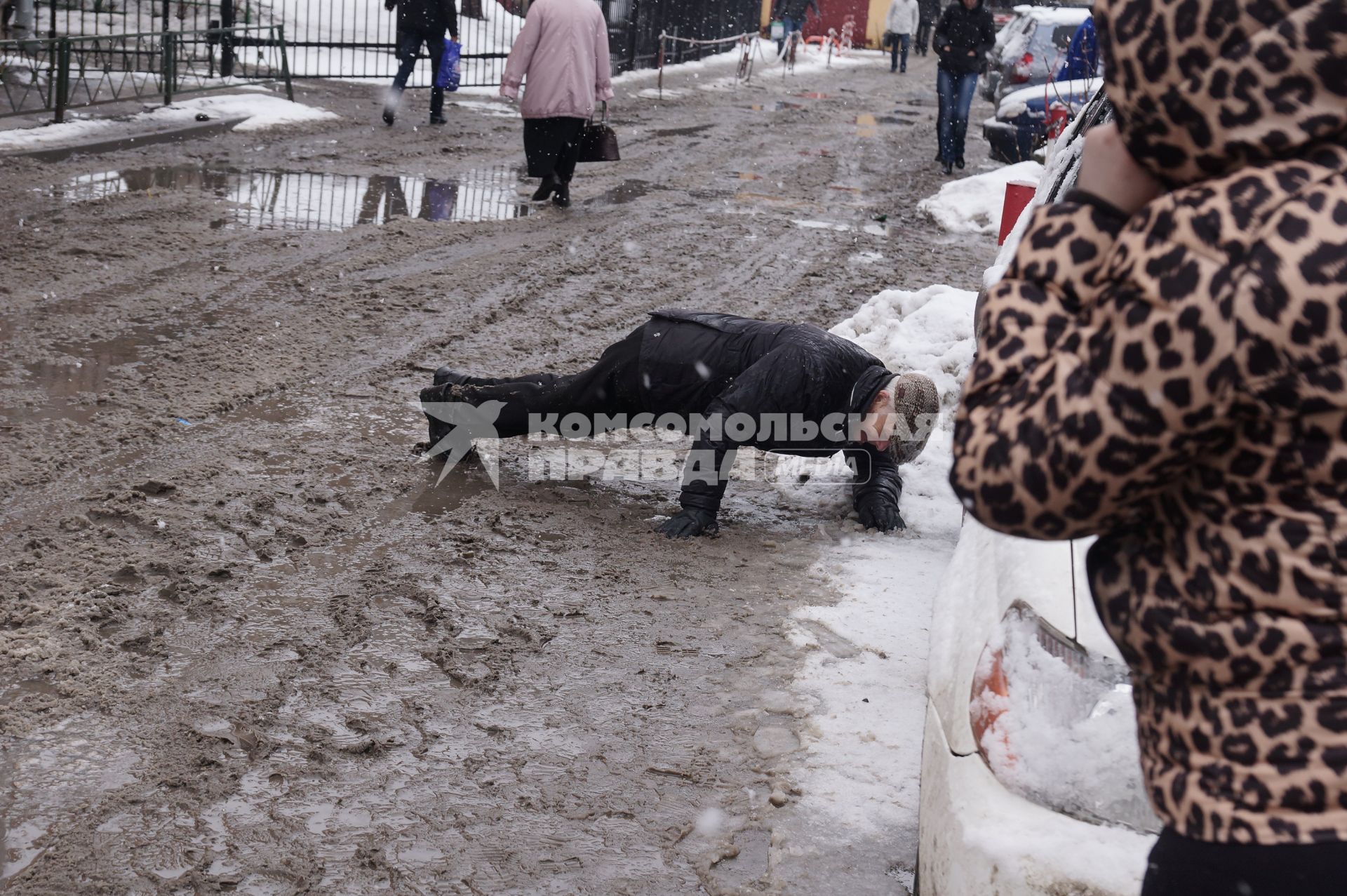 Екатеринбург. Мужчина упал в грязь подскользнувшись на тротуаре